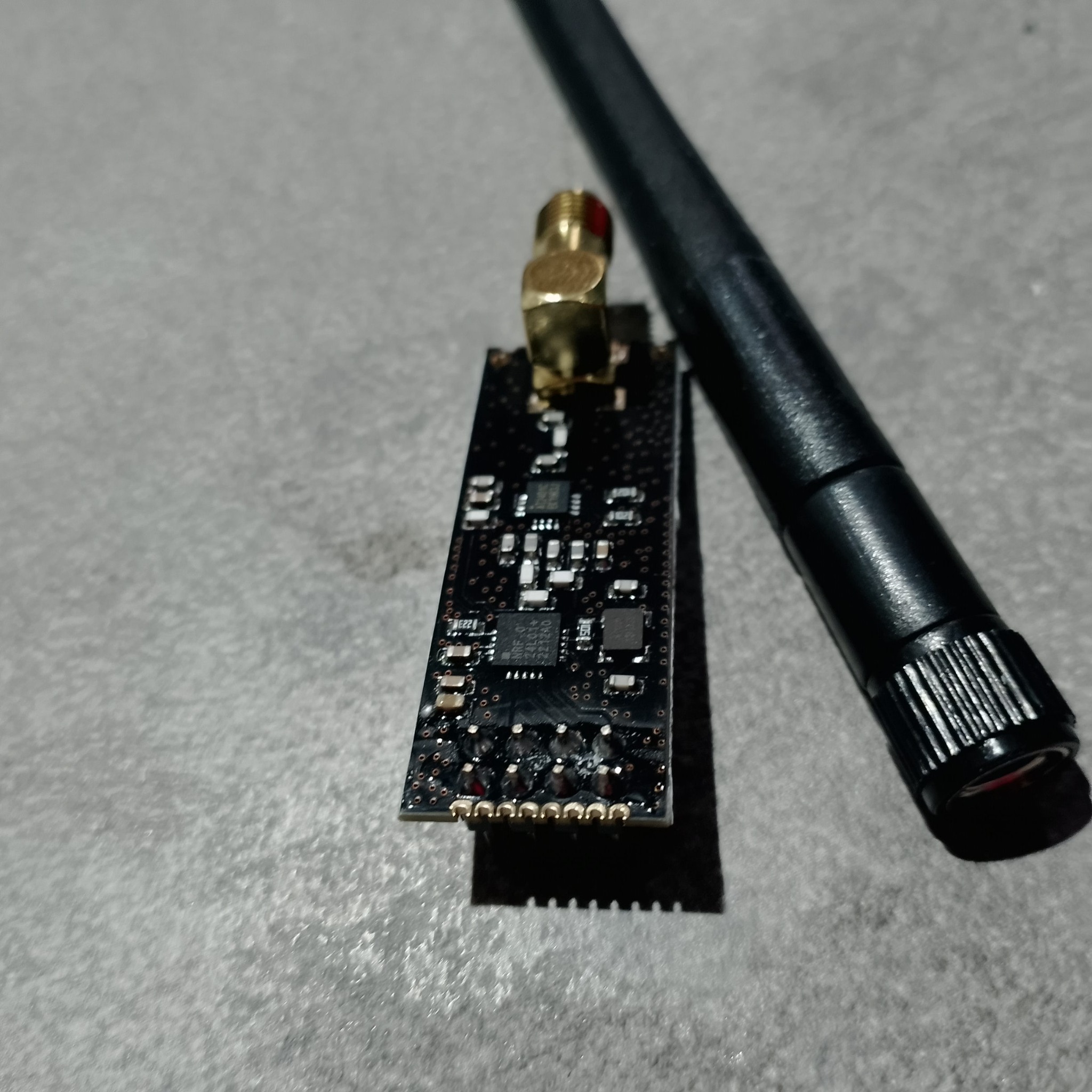 плата nRF24L01 с разъёмом SMA и антенной крупным планом