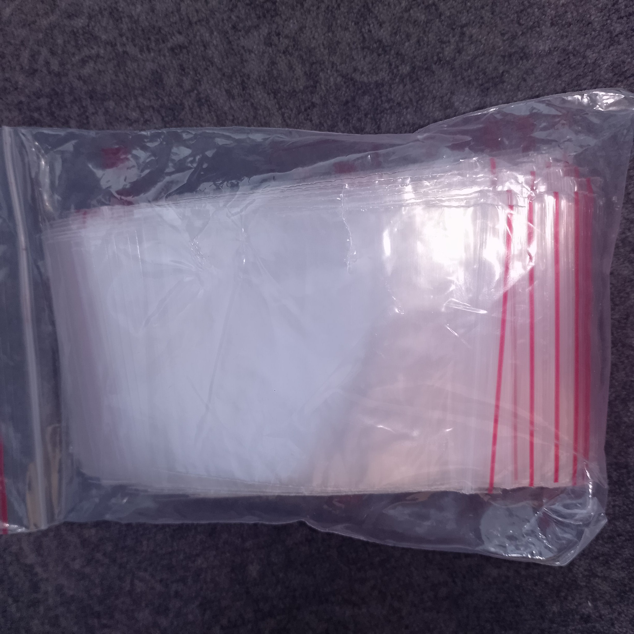 стопка прозрачных zip-lock пакетов для хранения компонентов