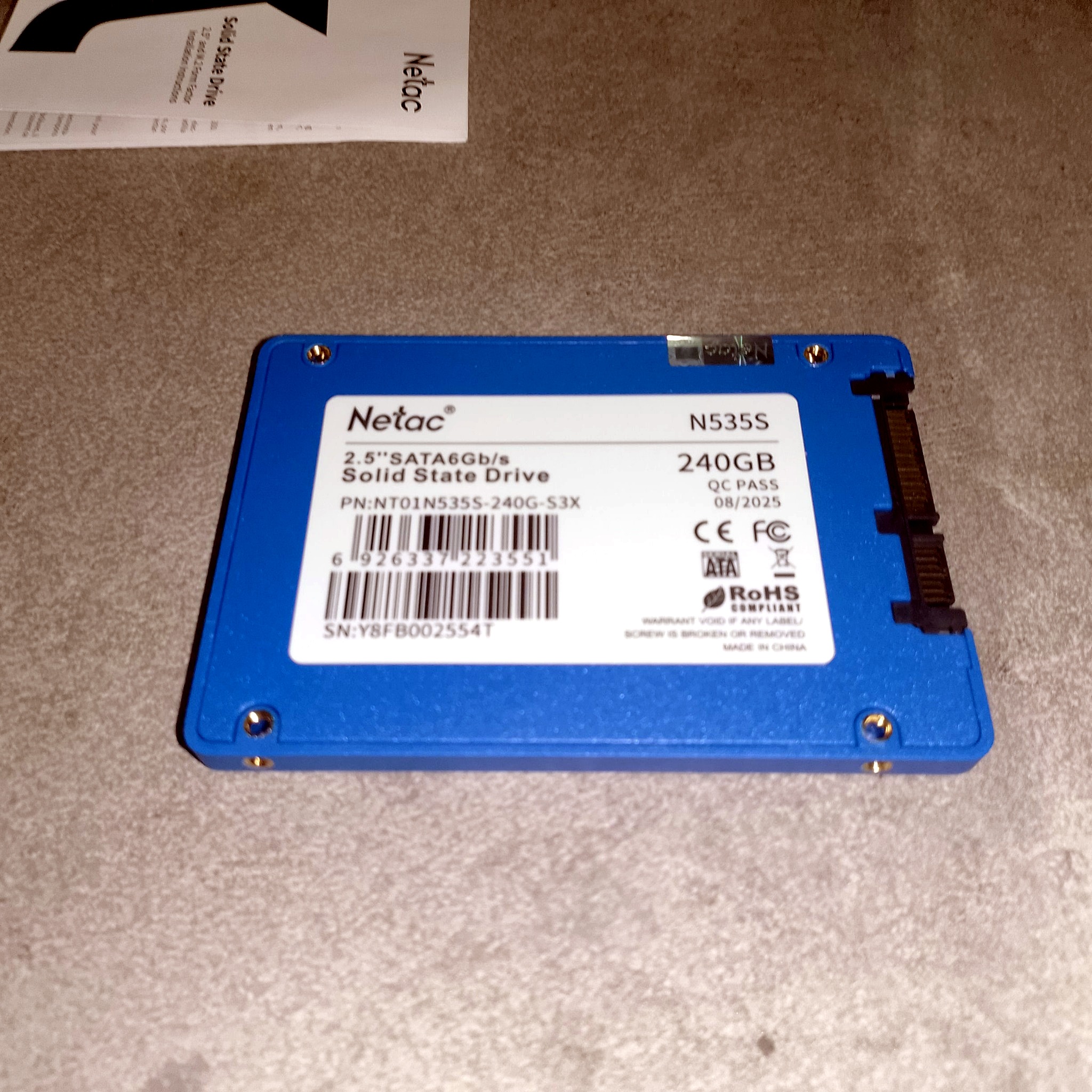 Наклейка Netac N535S 240GB SSD и стандартный SATA-разъем питания и данных