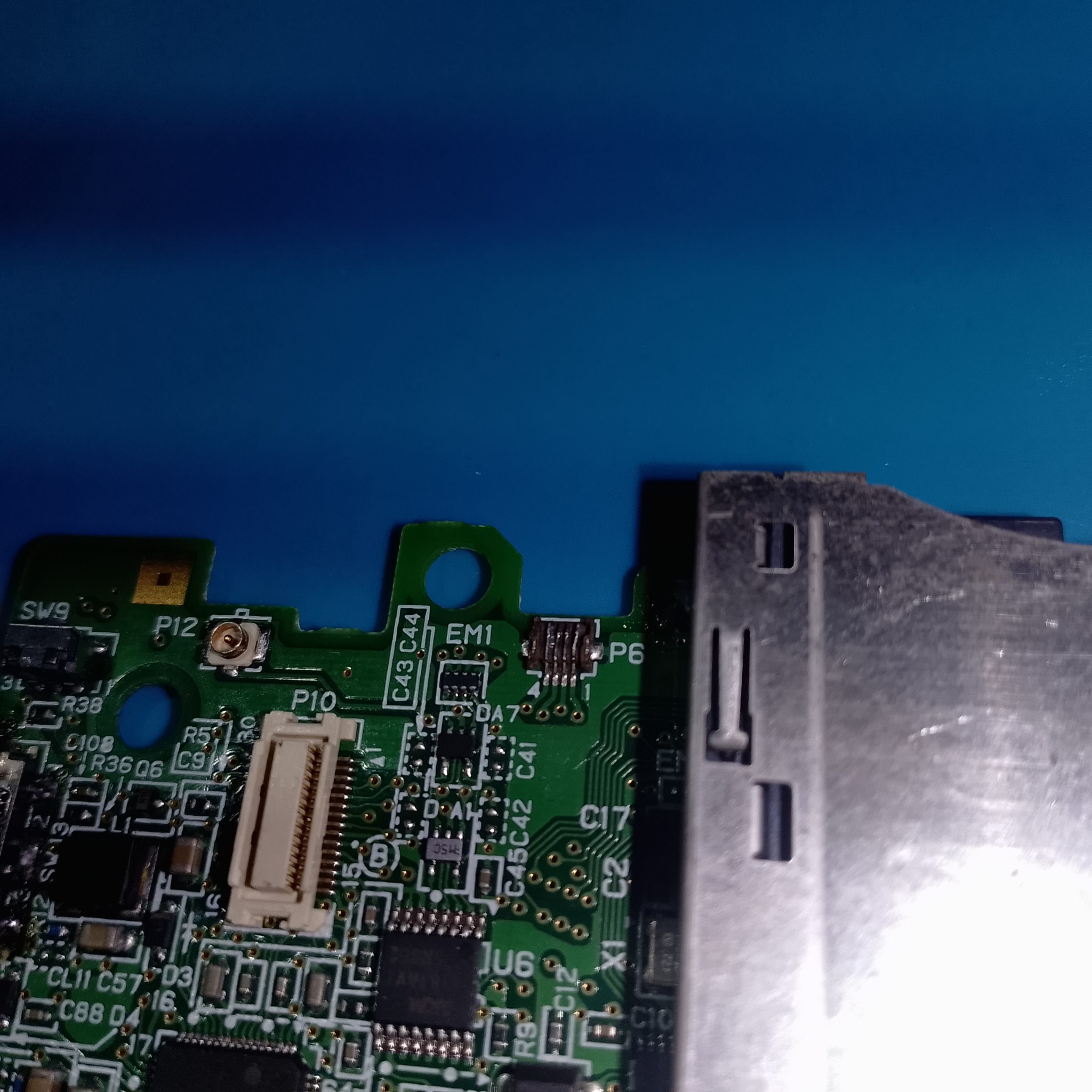 Зона разъема нижнего тачскрина Nintendo DS Lite на плате