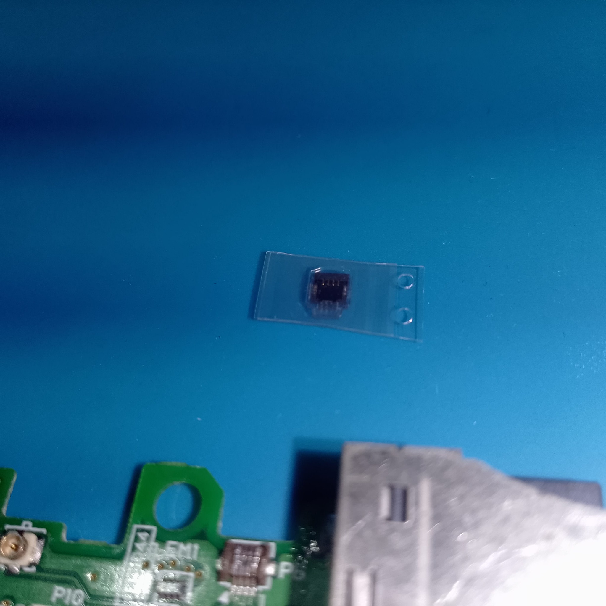 Мелкий FPC-разъем шлейфа тачскрина Nintendo DS Lite снят с платы