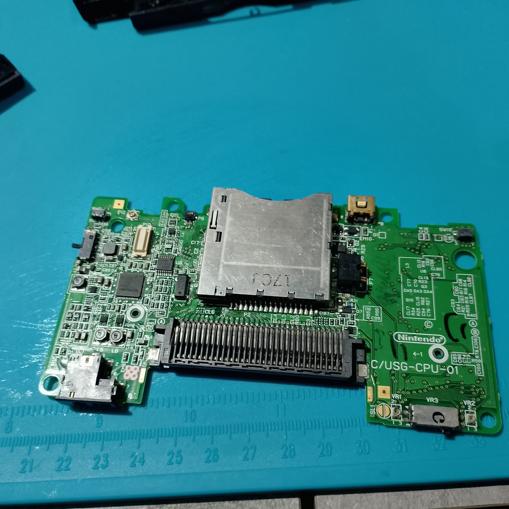 Материнская плата Nintendo DS Lite снята с корпуса