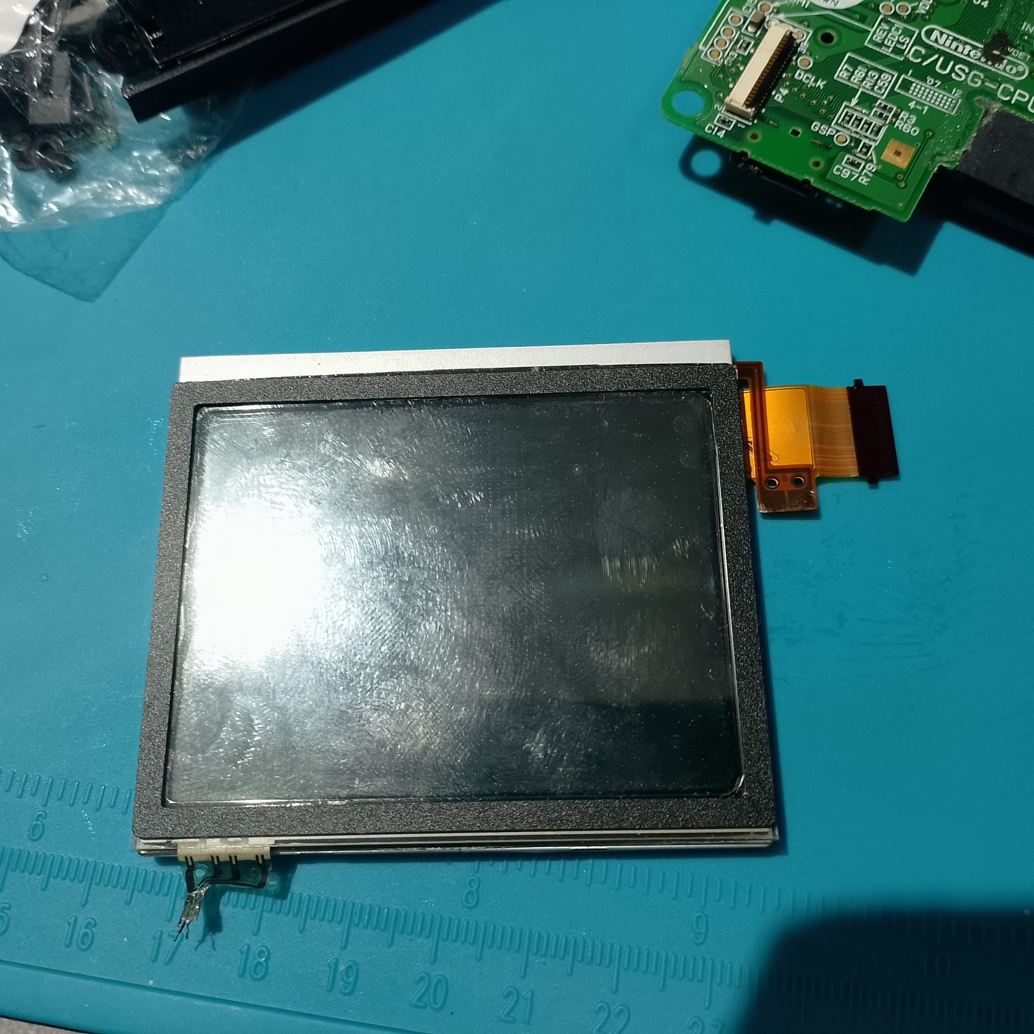 Нижний экран Nintendo DS Lite с сенсорным слоем перед установкой