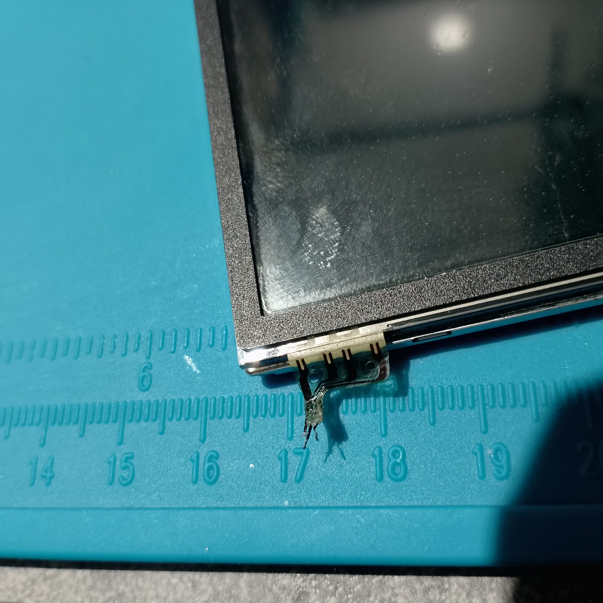 Тонкий шлейф нижнего тачскрина Nintendo DS Lite крупным планом