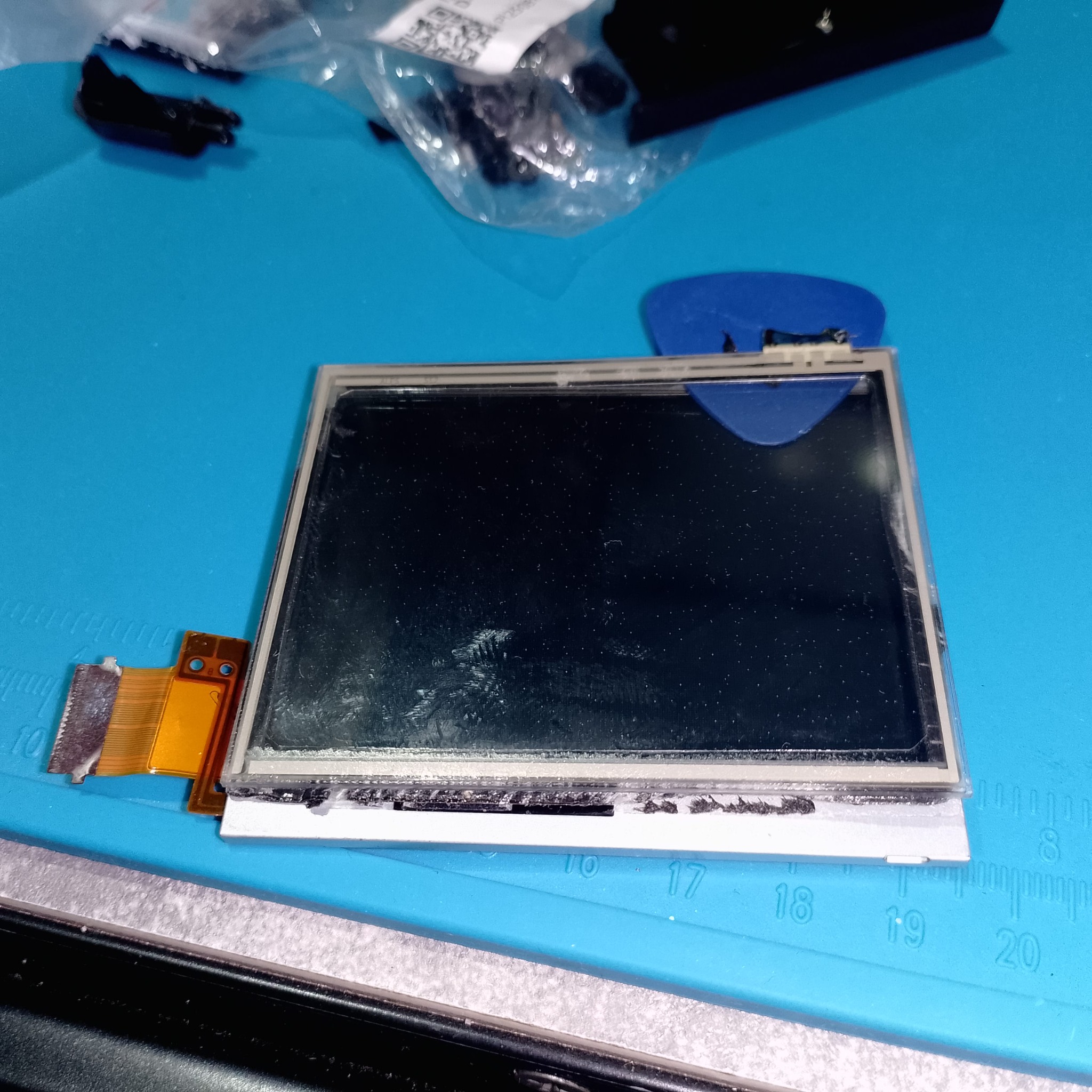 Новый тачскрин приложен к нижнему экрану Nintendo DS Lite