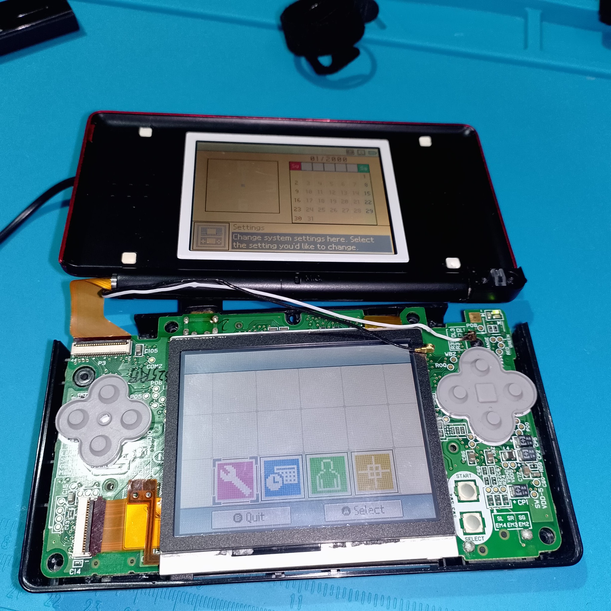 Nintendo DS Lite включилась после ремонта нижнего экрана