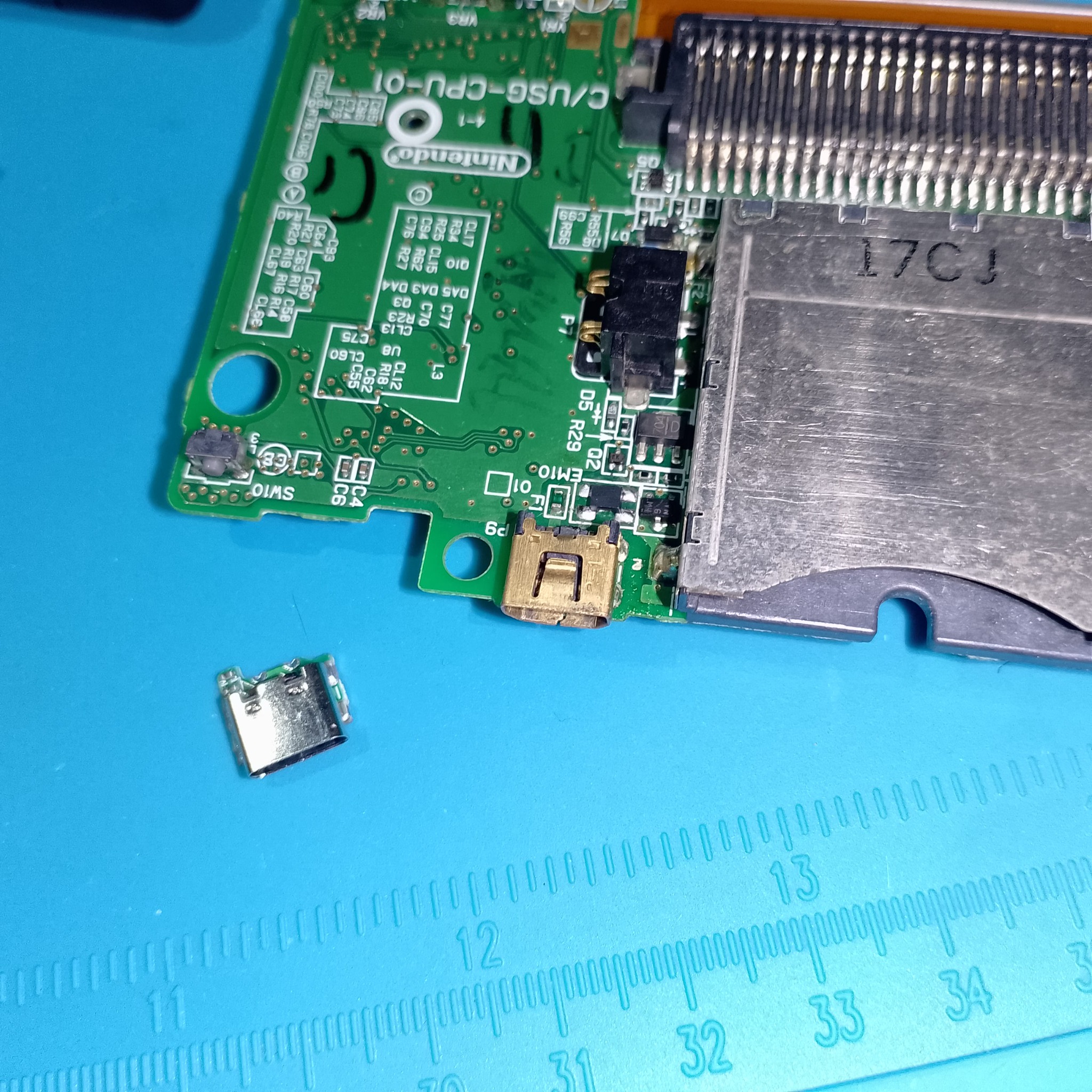 Зона родного разъема питания Nintendo DS Lite перед установкой USB-C