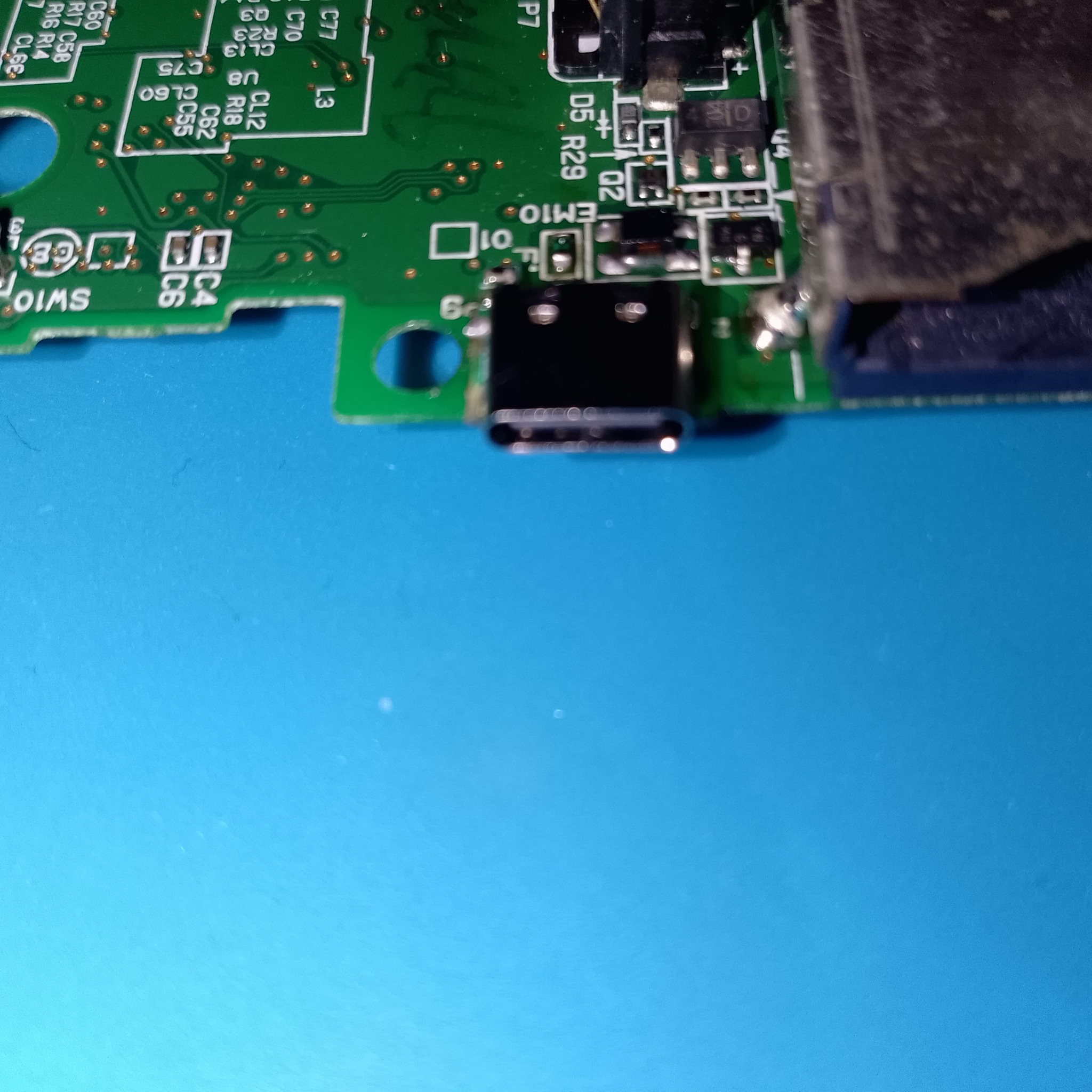 USB-C разъем Nintendo DS Lite выведен к боковой части корпуса