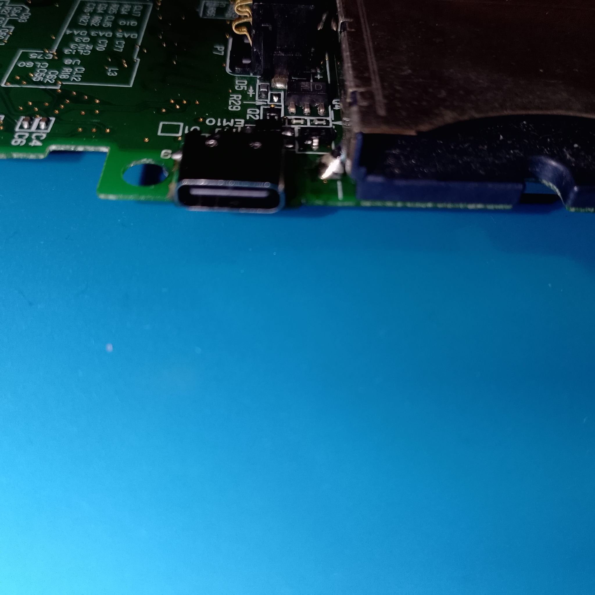 Посадка USB-C разъема Nintendo DS Lite сбоку