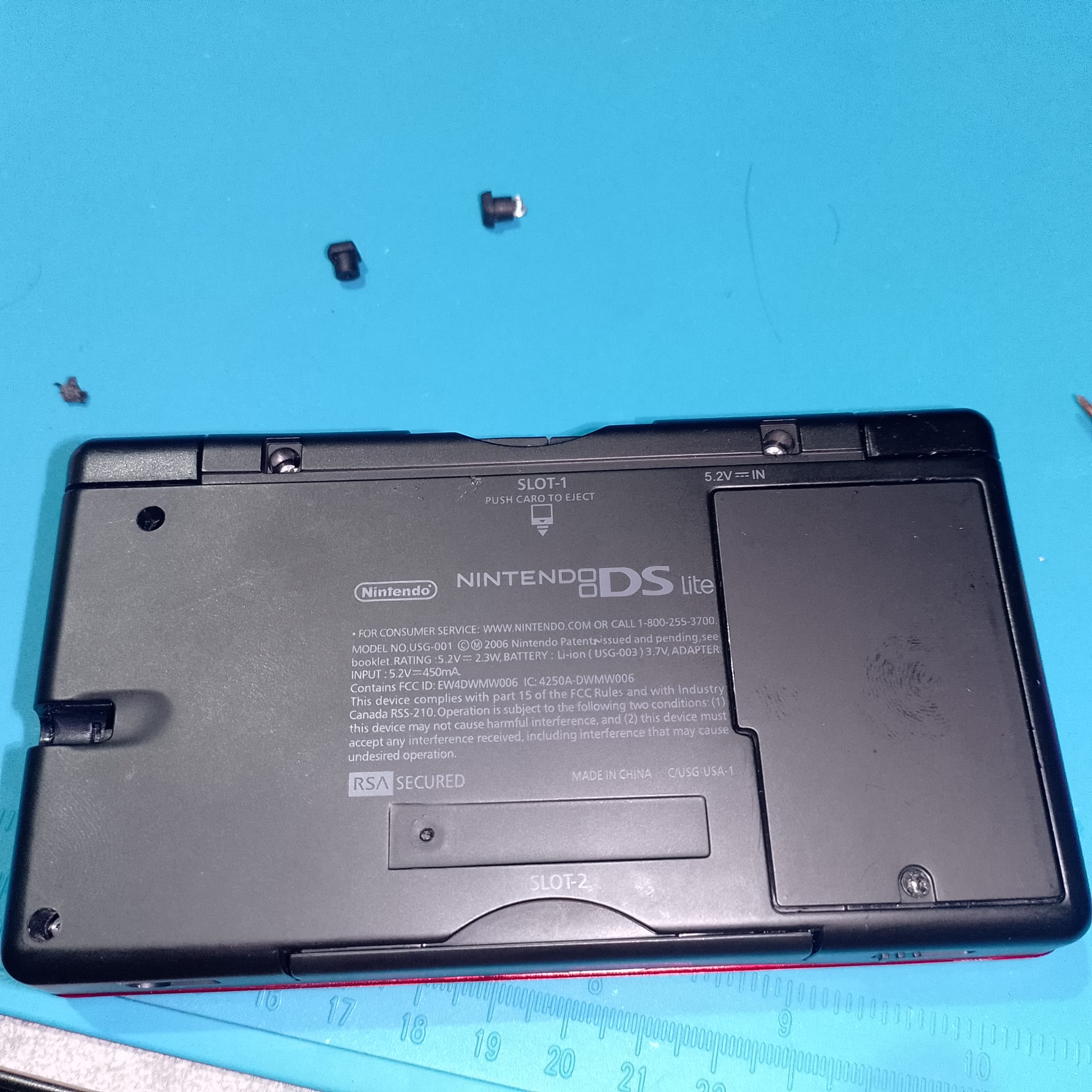 Нижняя крышка Nintendo DS Lite перед примеркой USB-C