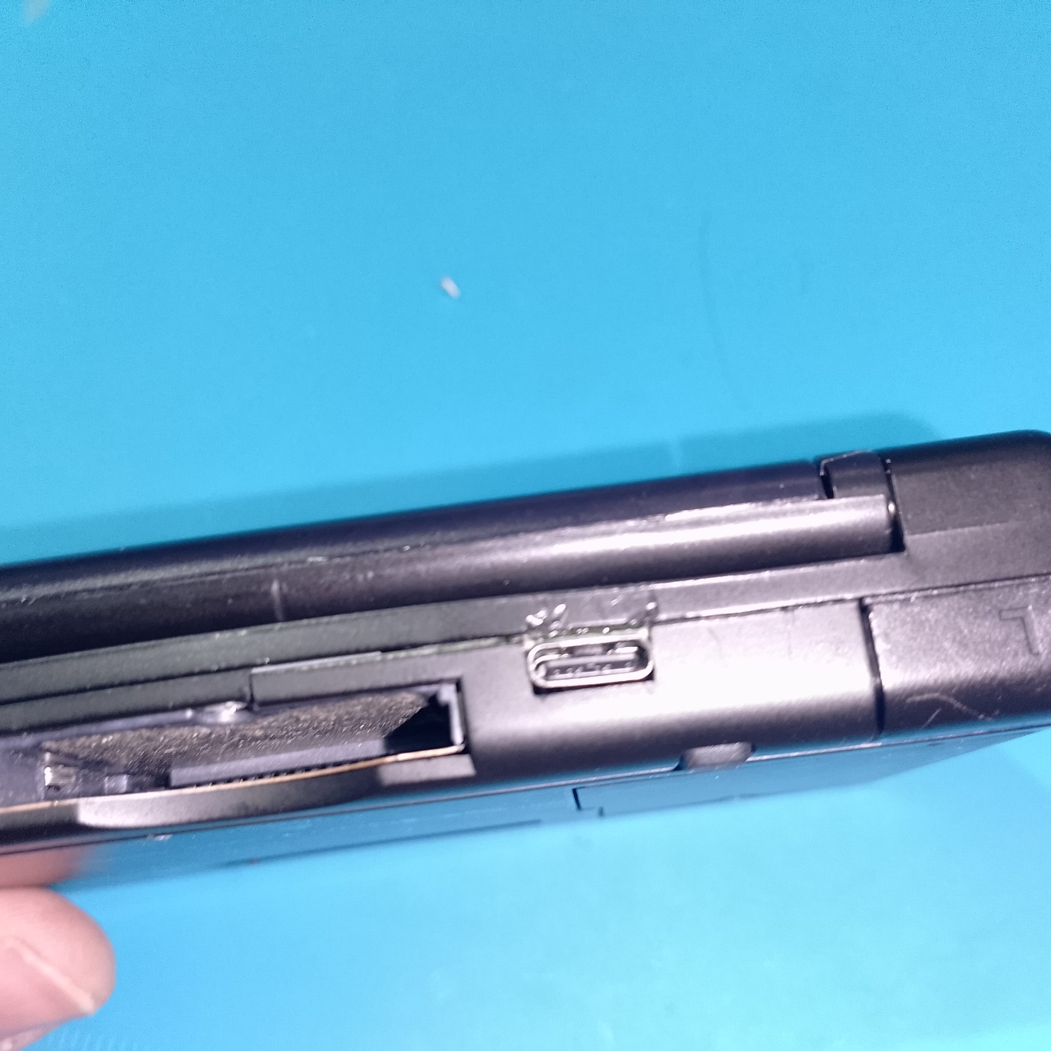 USB-C разъем Nintendo DS Lite в корпусе после подгонки