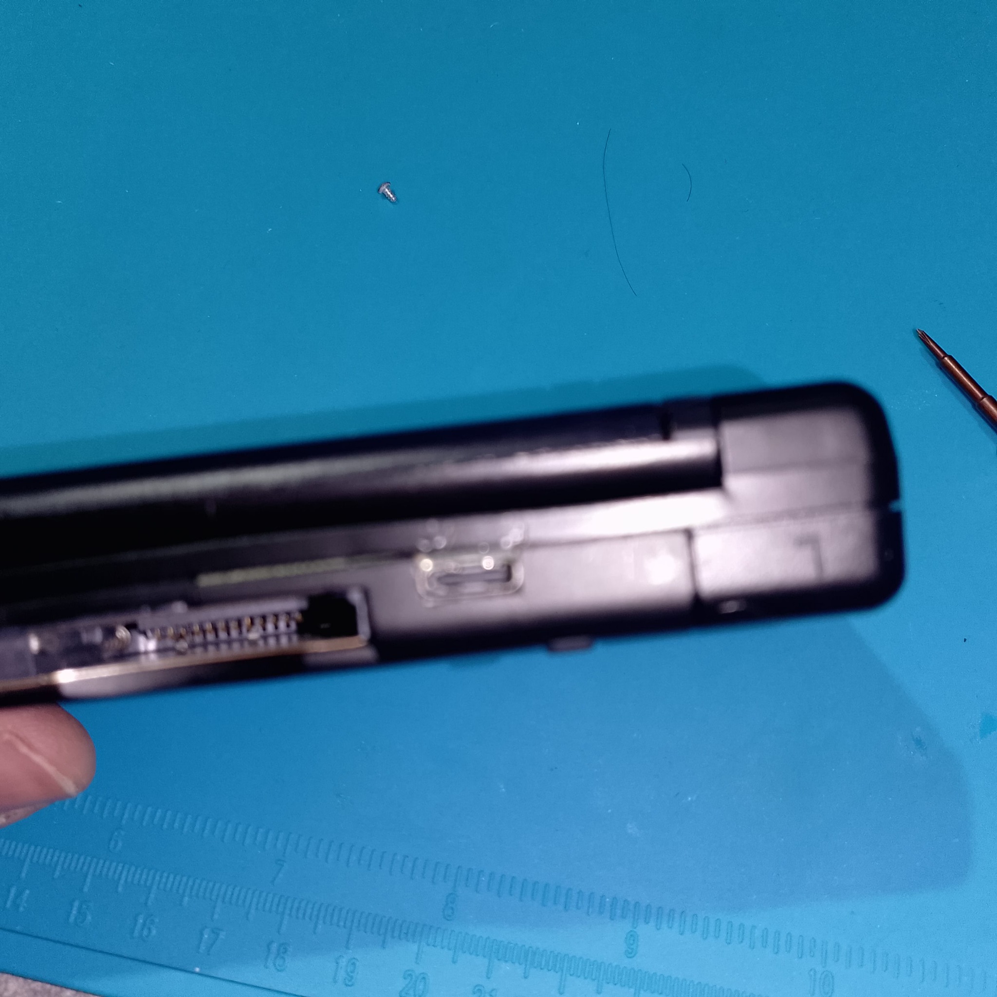 Окно под USB-C на боковой грани Nintendo DS Lite