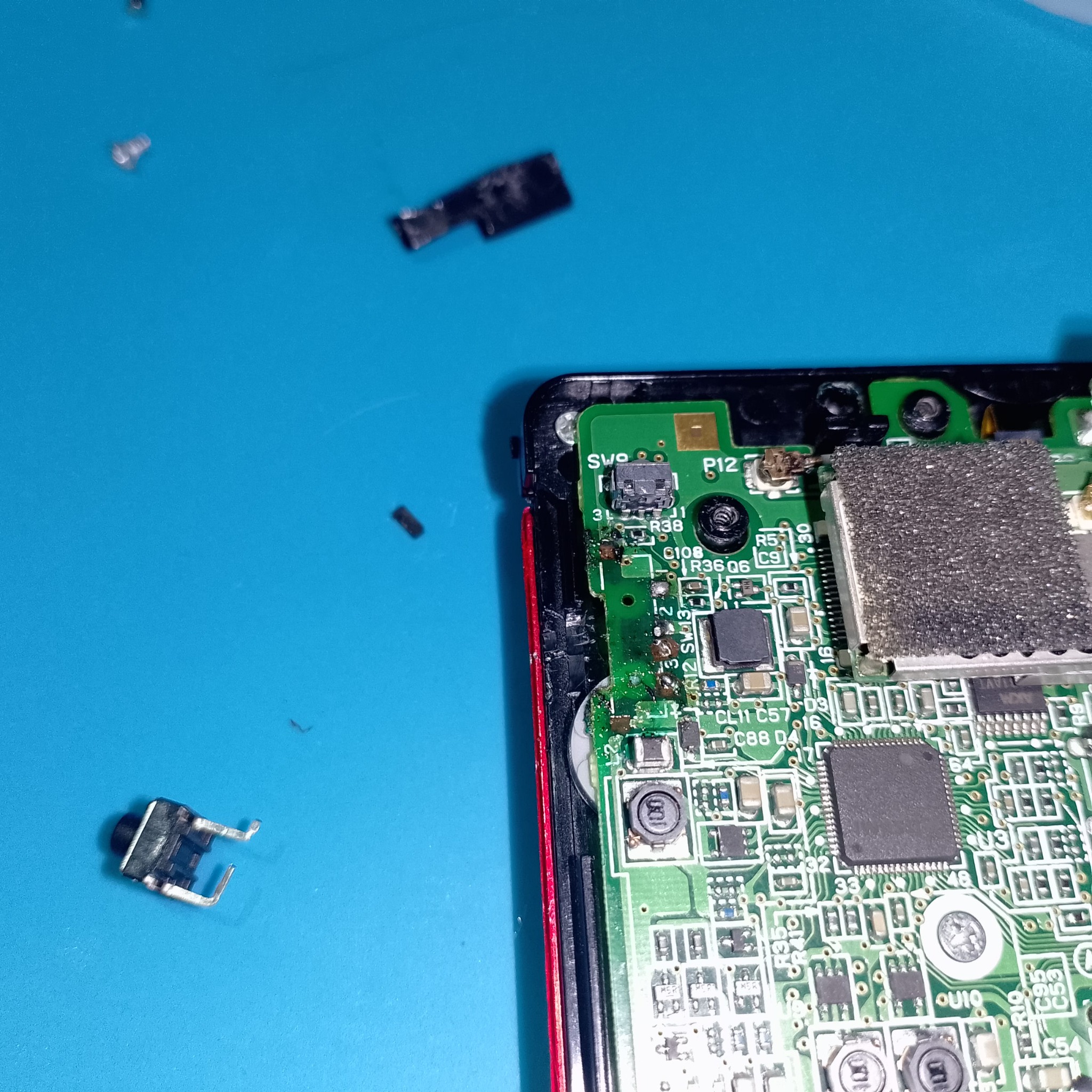 Плата Nintendo DS Lite и детали старой кнопки включения