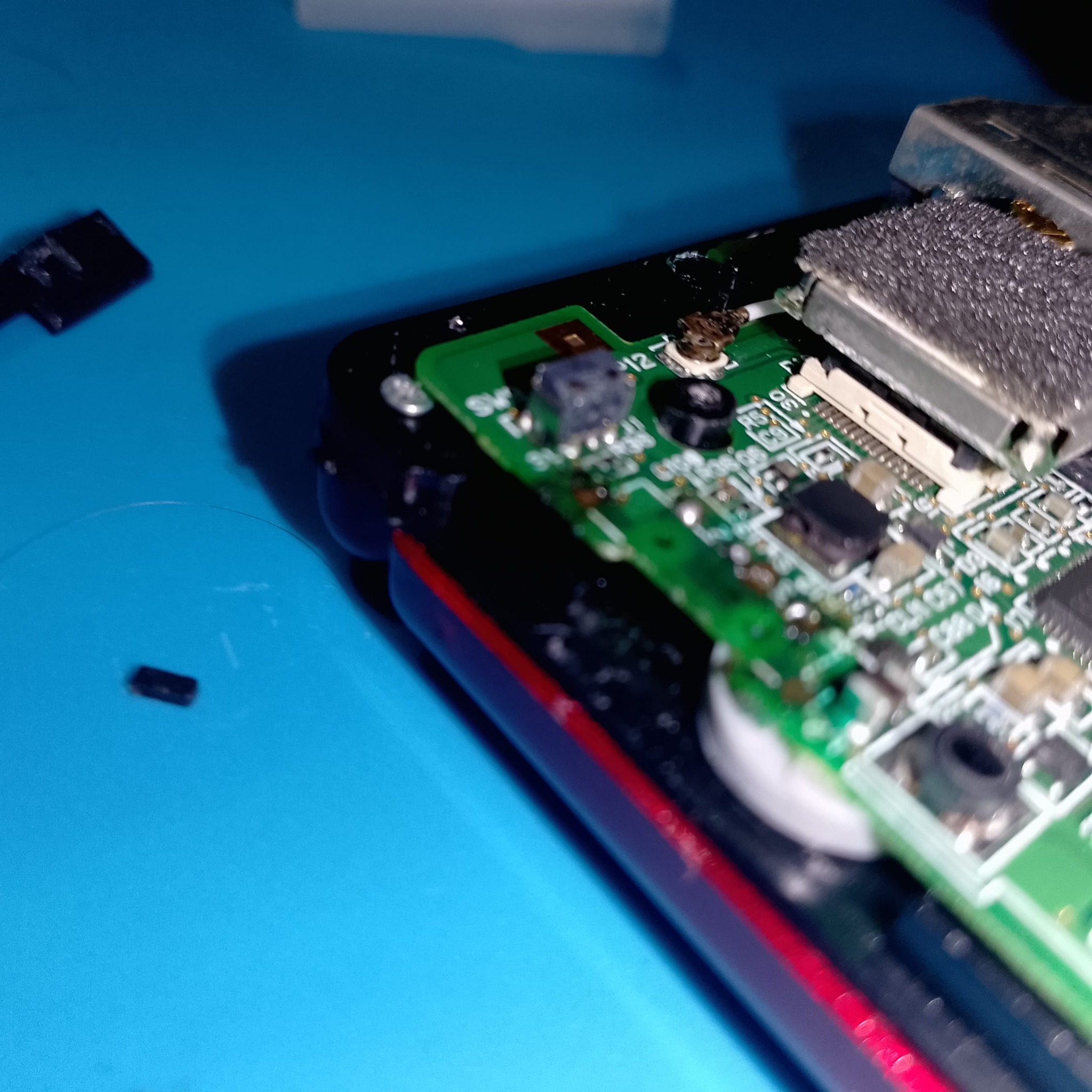Примерка микрокнопки у края платы Nintendo DS Lite