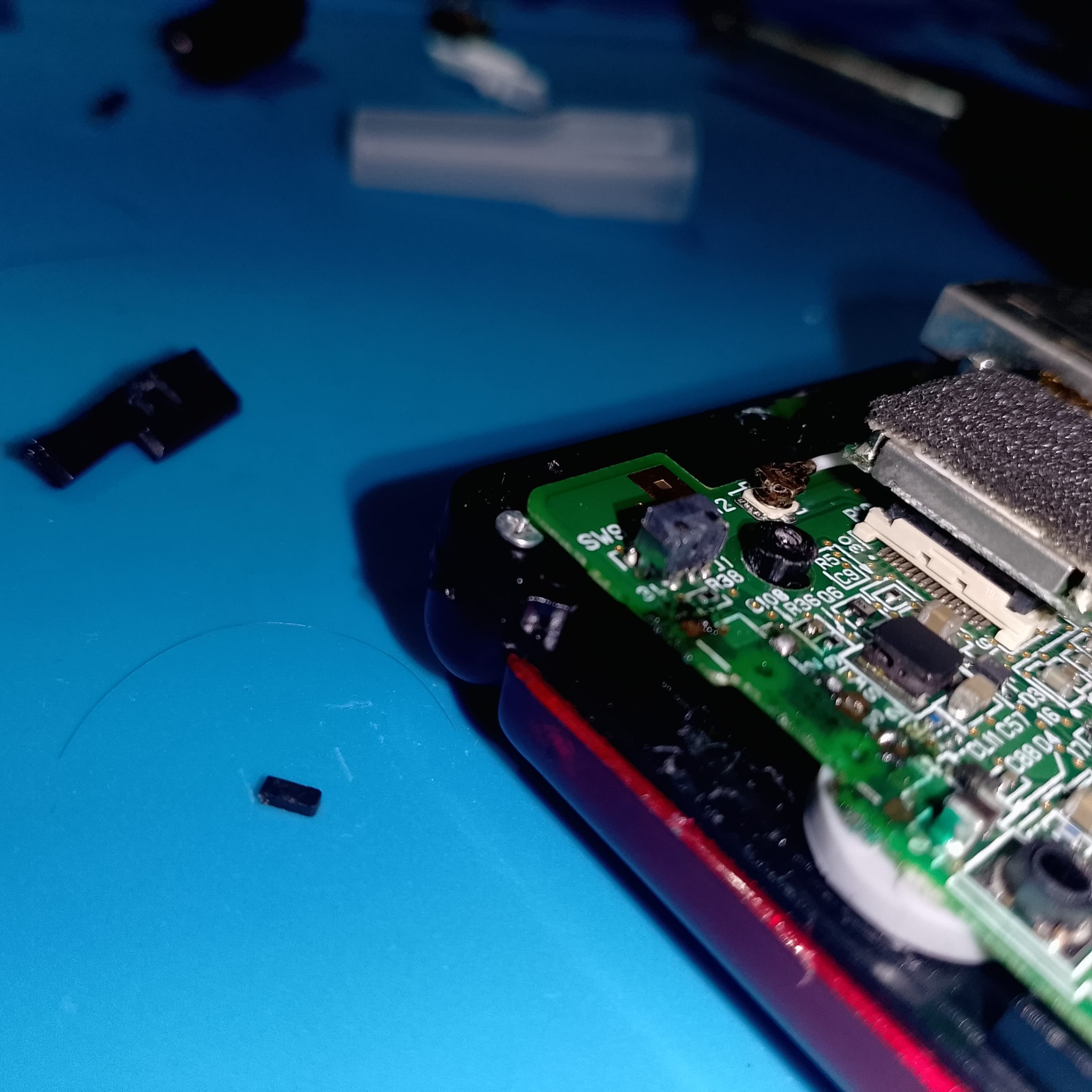 Микрокнопка включения Nintendo DS Lite выставлена перед фиксацией