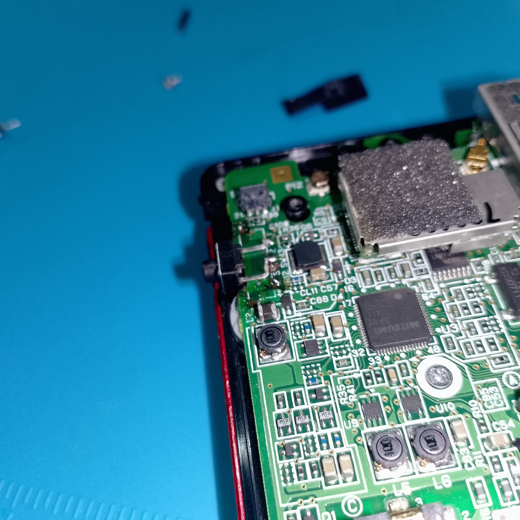 Новая кнопка включения Nintendo DS Lite рядом с платой