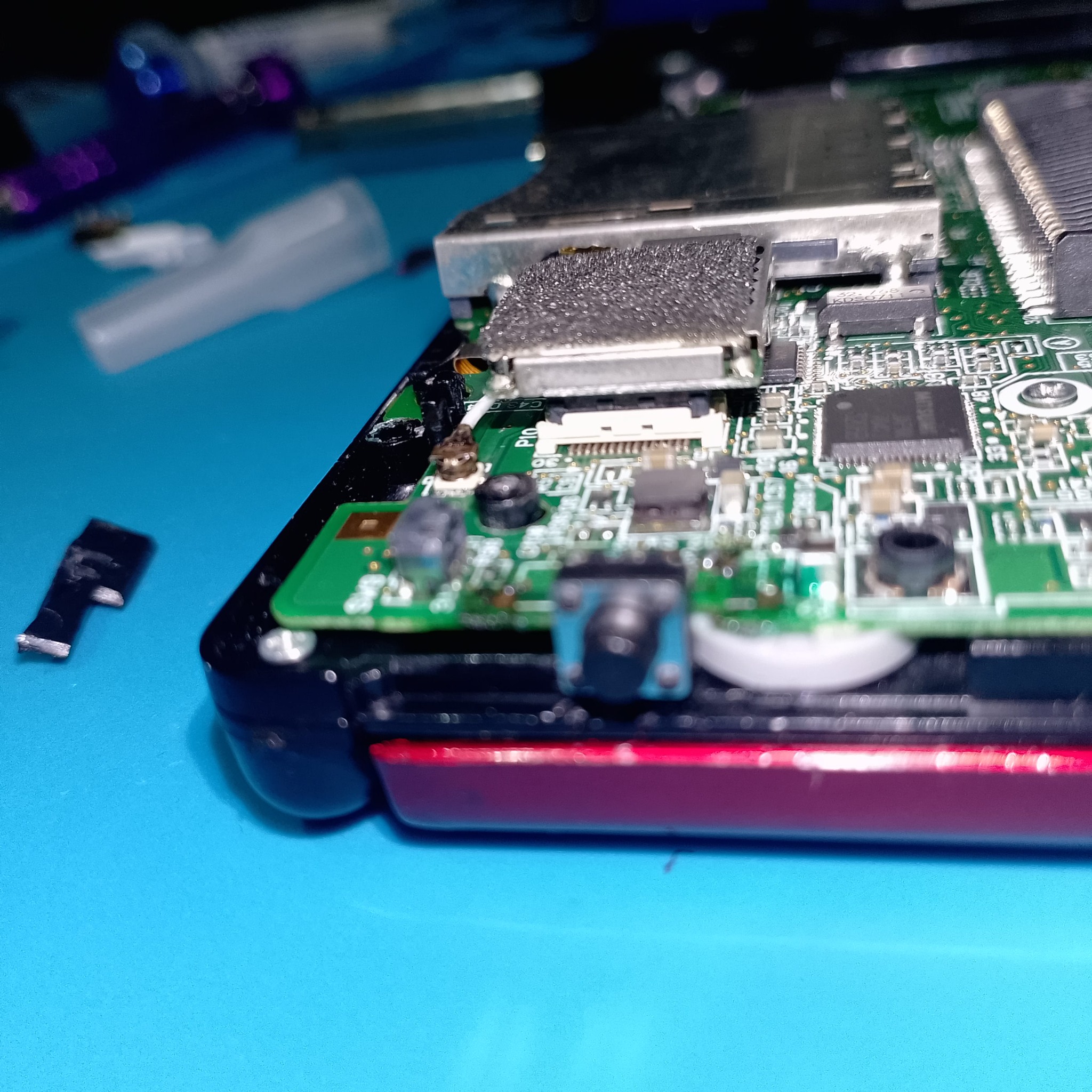 Проверка зазора кнопки включения Nintendo DS Lite перед сборкой