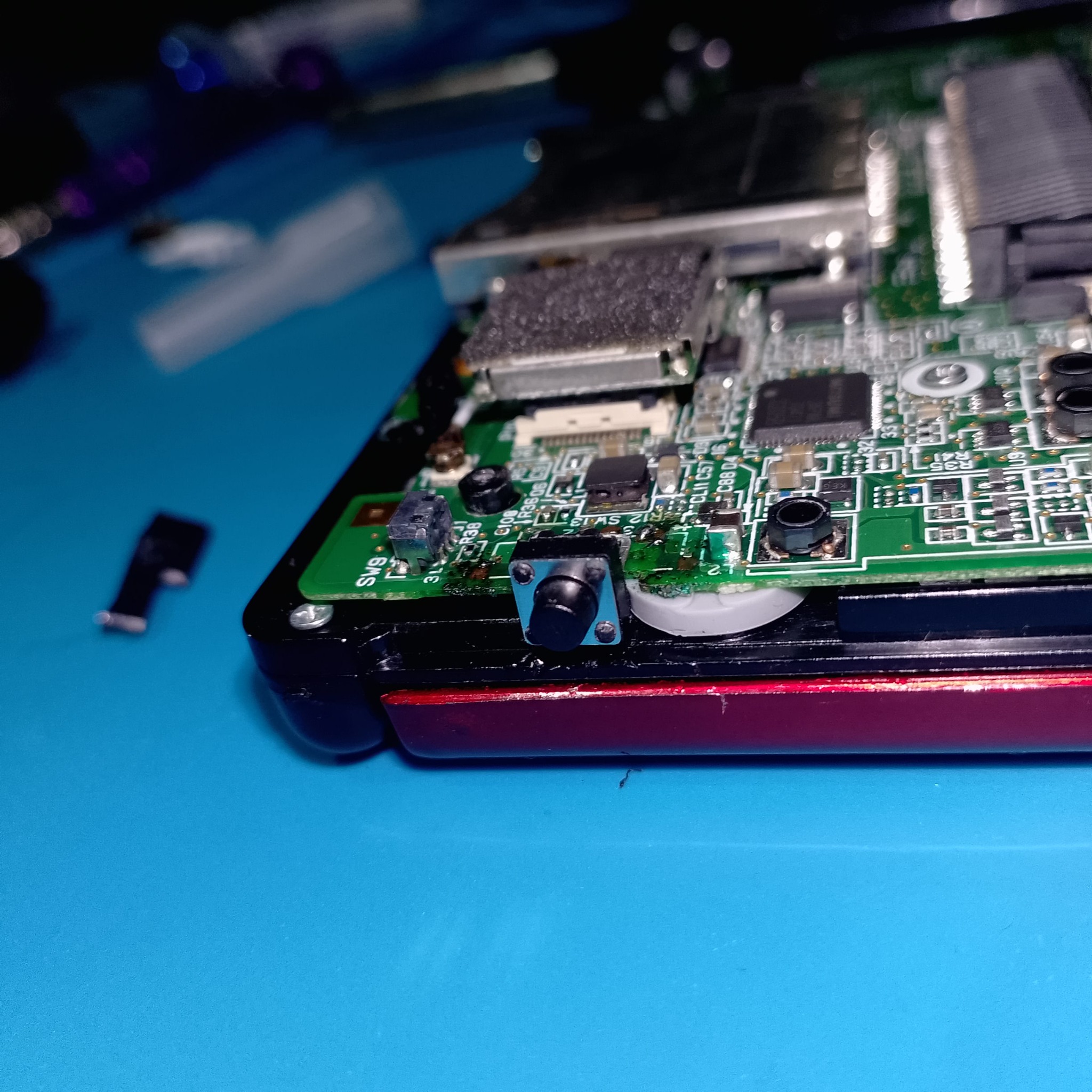 Новая кнопка включения Nintendo DS Lite зафиксирована в корпусе