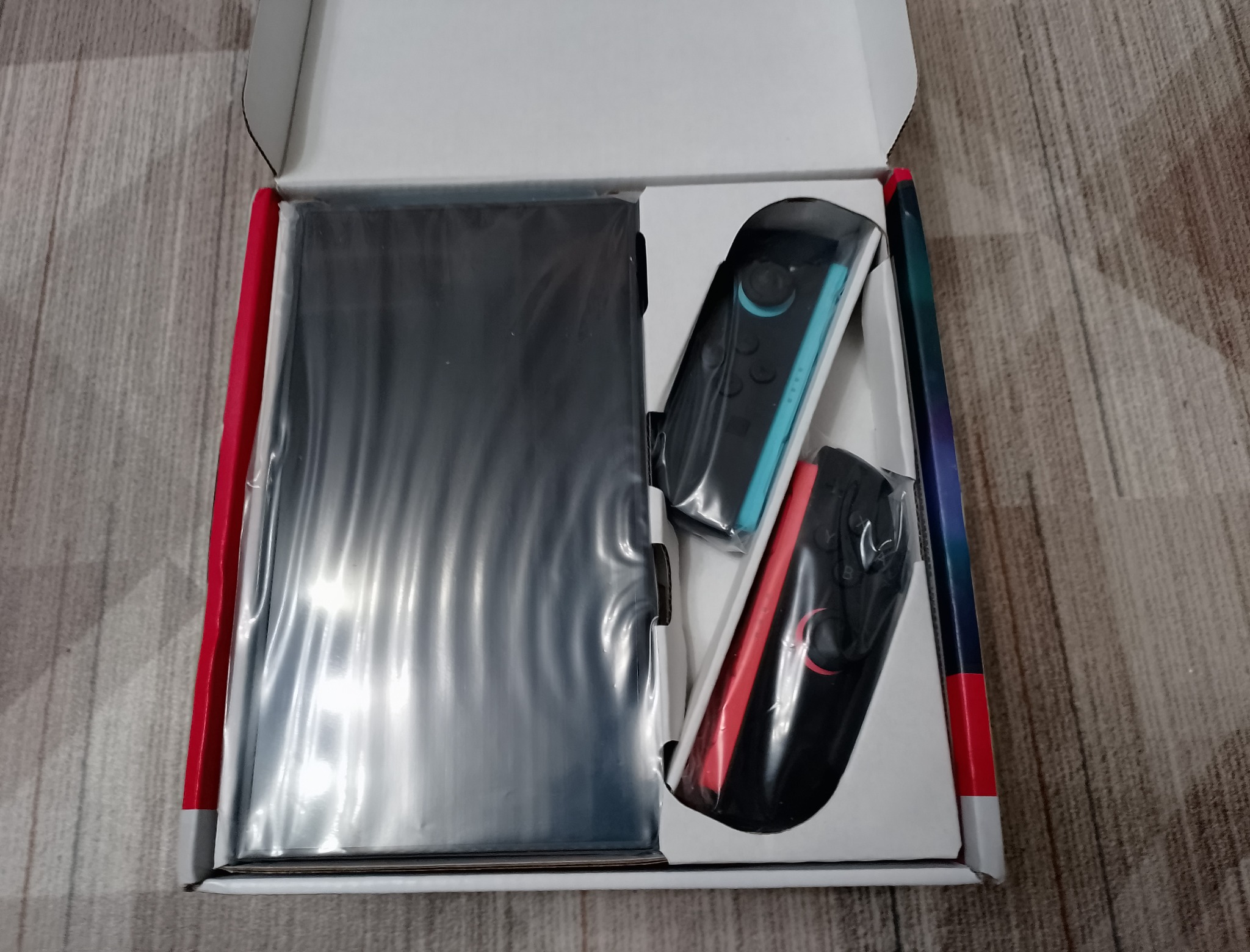 Nintendo Switch 2 и Joy-Con 2 внутри открытой коробки
