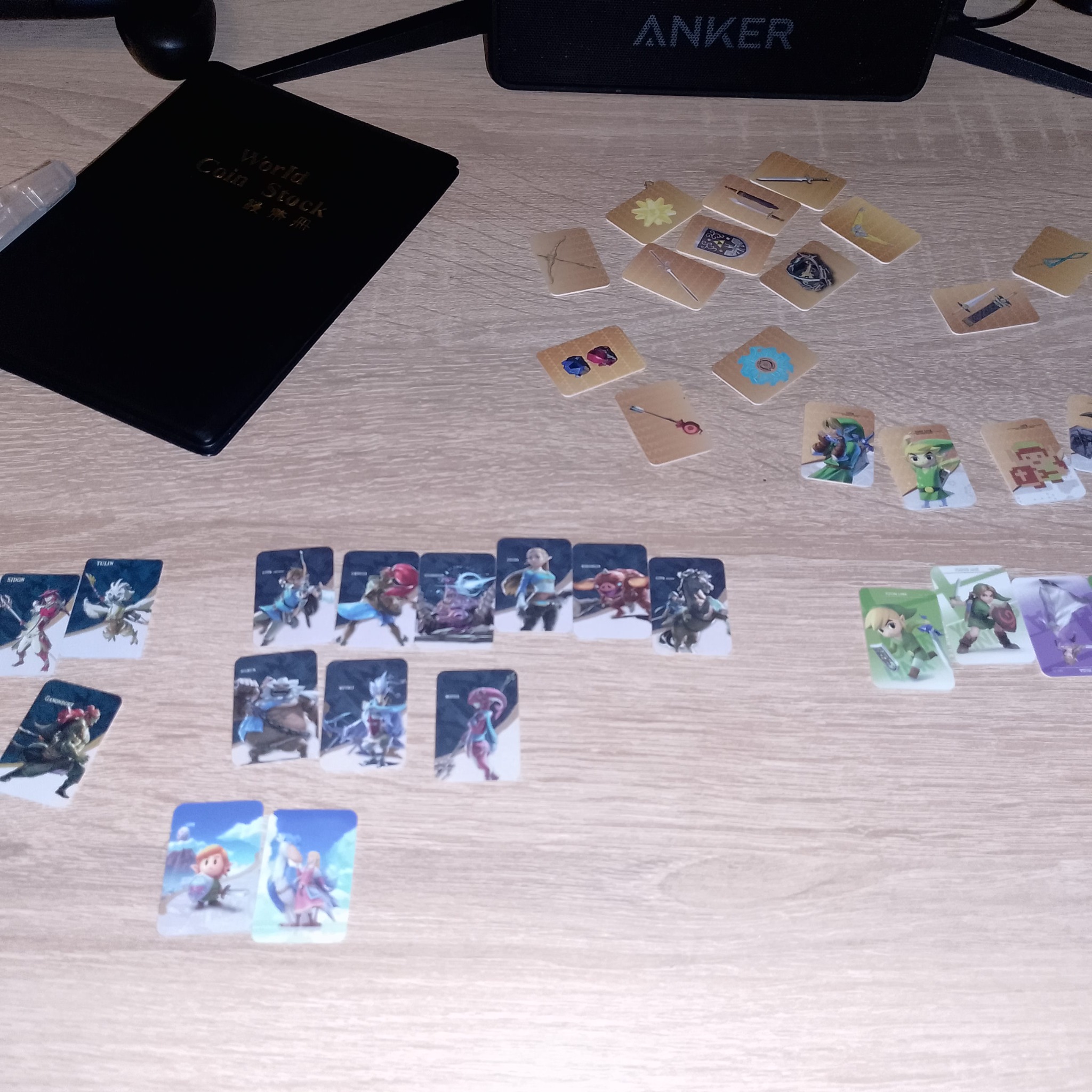 карточки amiibo разложены группами перед установкой в альбом