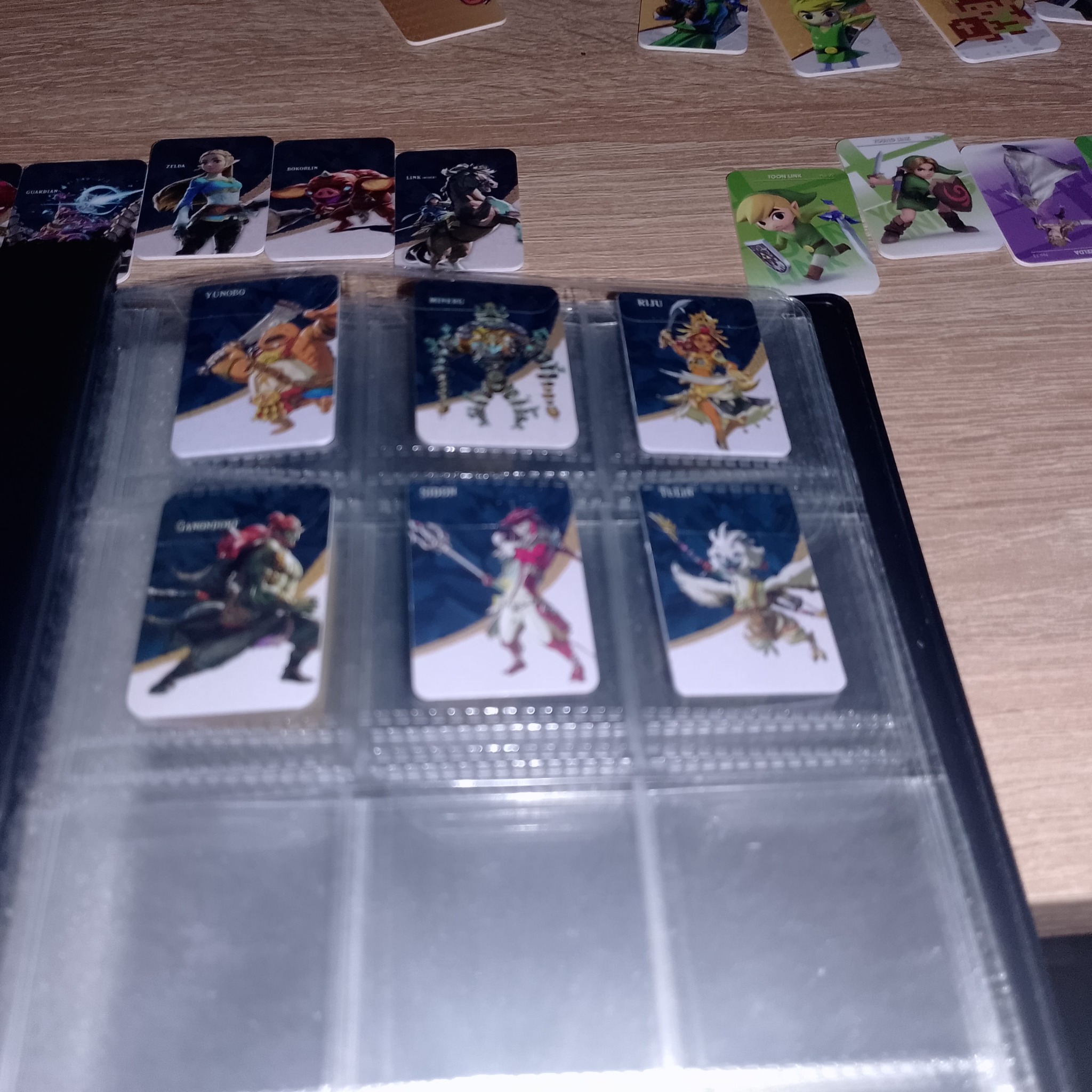 прозрачные карманы альбома для монет перед установкой amiibo-карточек