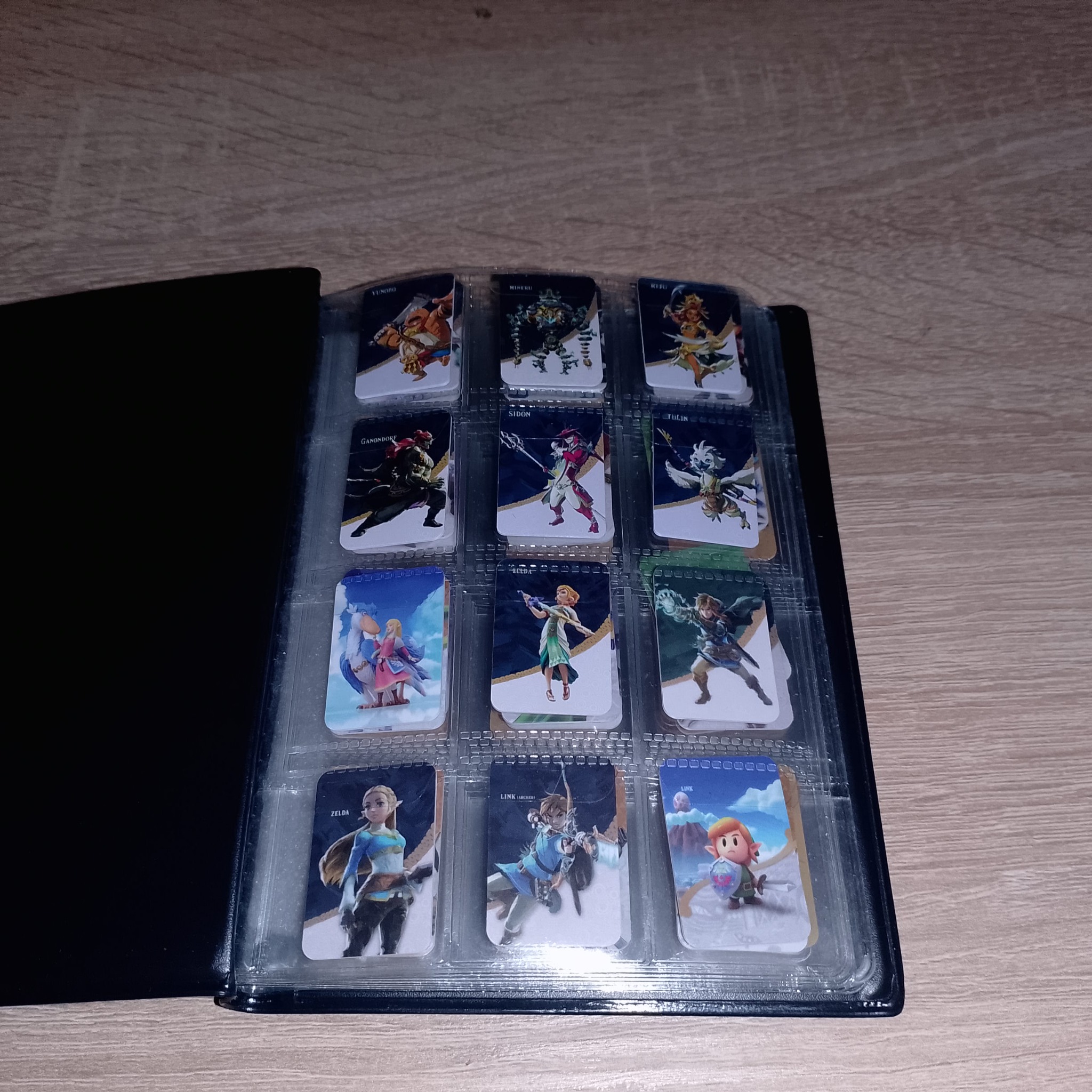 страница альбома с несколькими установленными amiibo-карточками