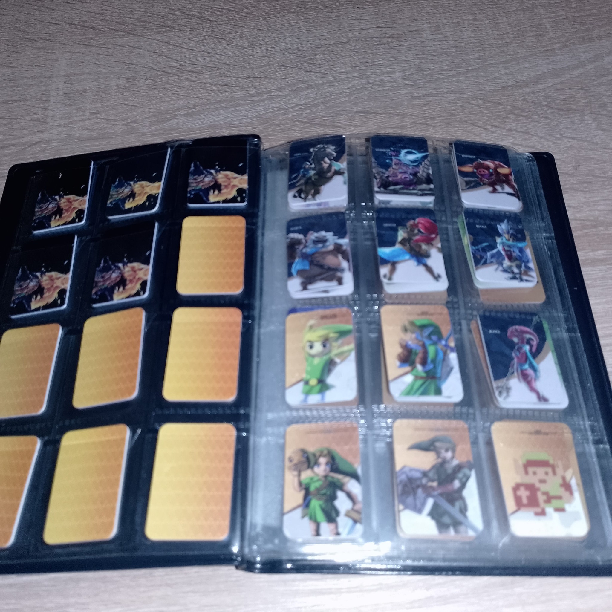 amiibo-карточки разложены в альбоме для монет по страницам