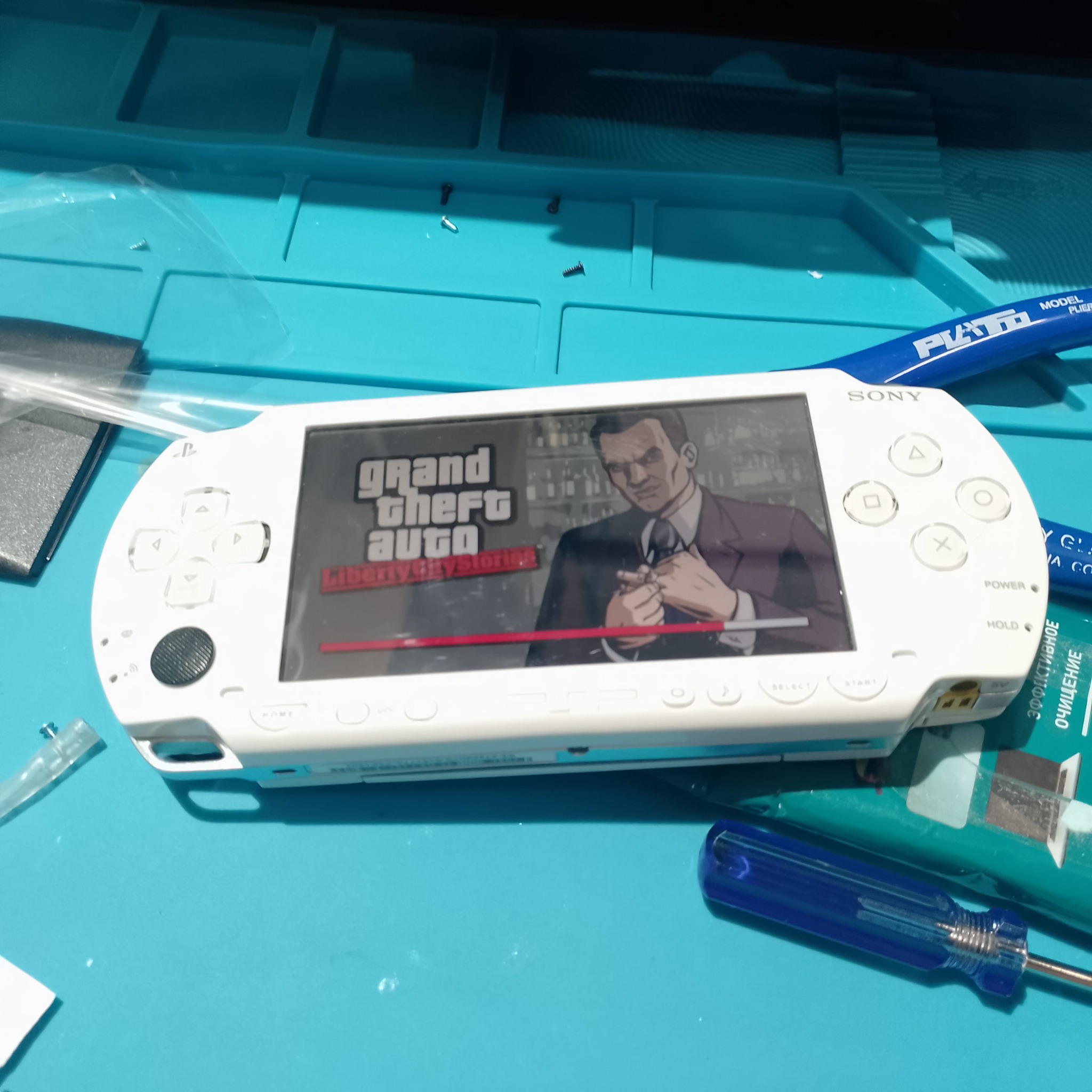 PSP-1004 замена корпуса - Готовая PSP в белом корпусе выглядит совсем иначе: старый чёрный пластик ушёл, а широкая светлая рамка освежила всю консоль.