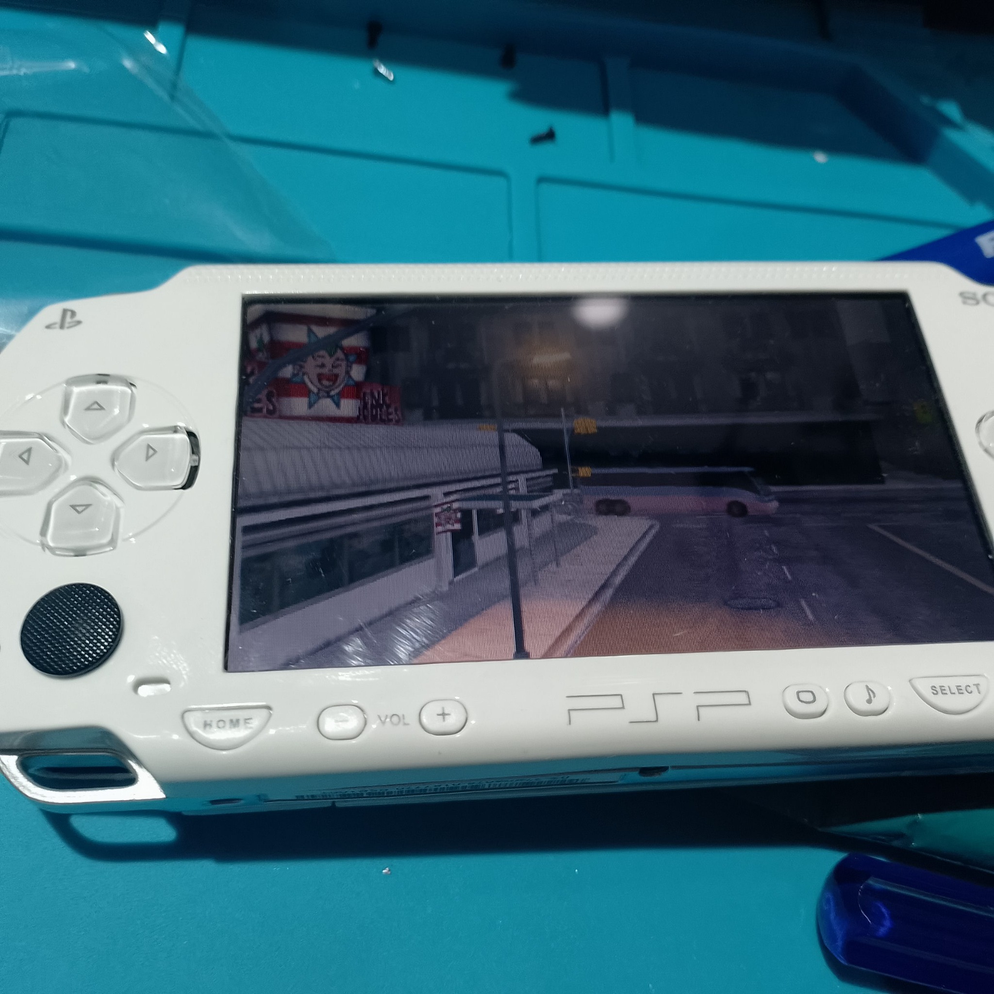PSP-1004 замена корпуса - Игровая сцена на экране удобна для первого теста после сборки. Если панель где-то зажимает кнопки, это быстро чувствуется в управлении.