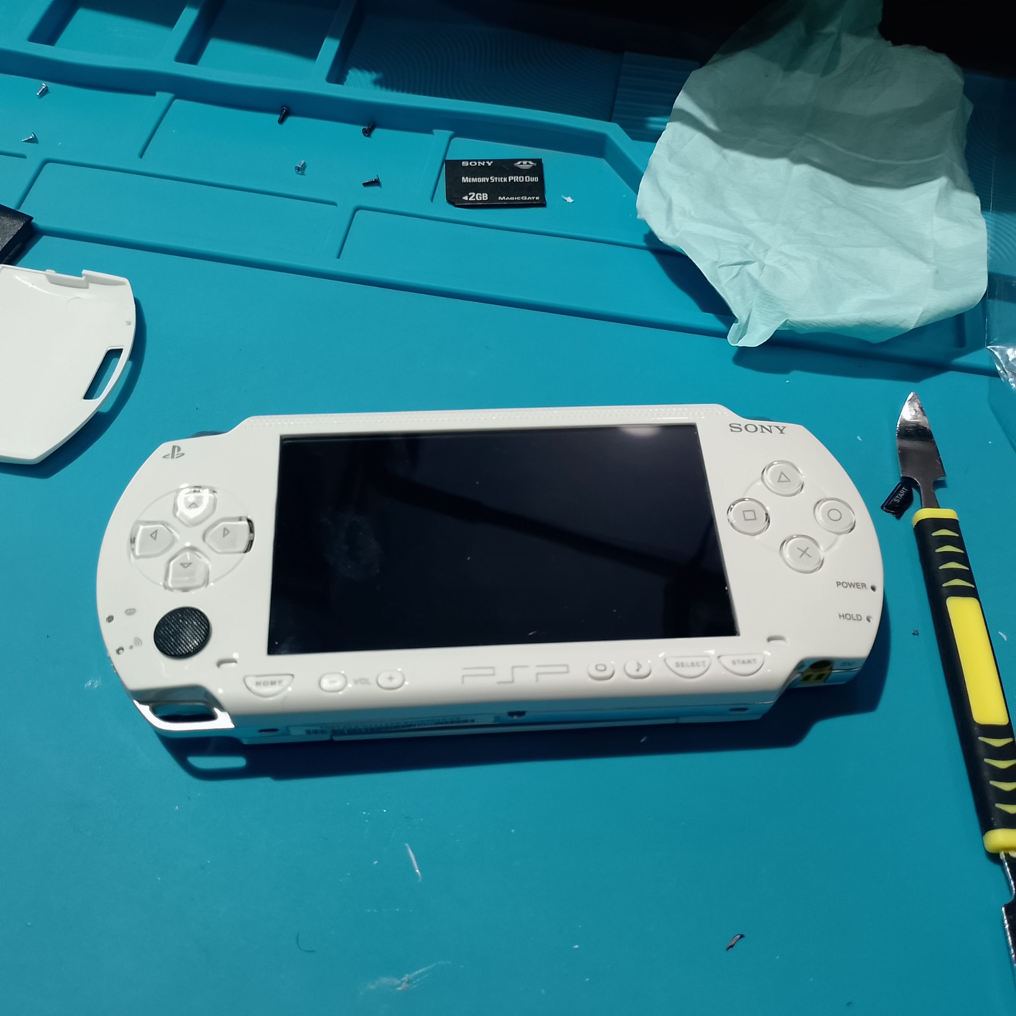 PSP-1004 замена корпуса - Корпус собран, но батарейный отсек ещё открыт. На этом этапе удобно проверить защёлки и не давит ли аккумулятор на крышку.