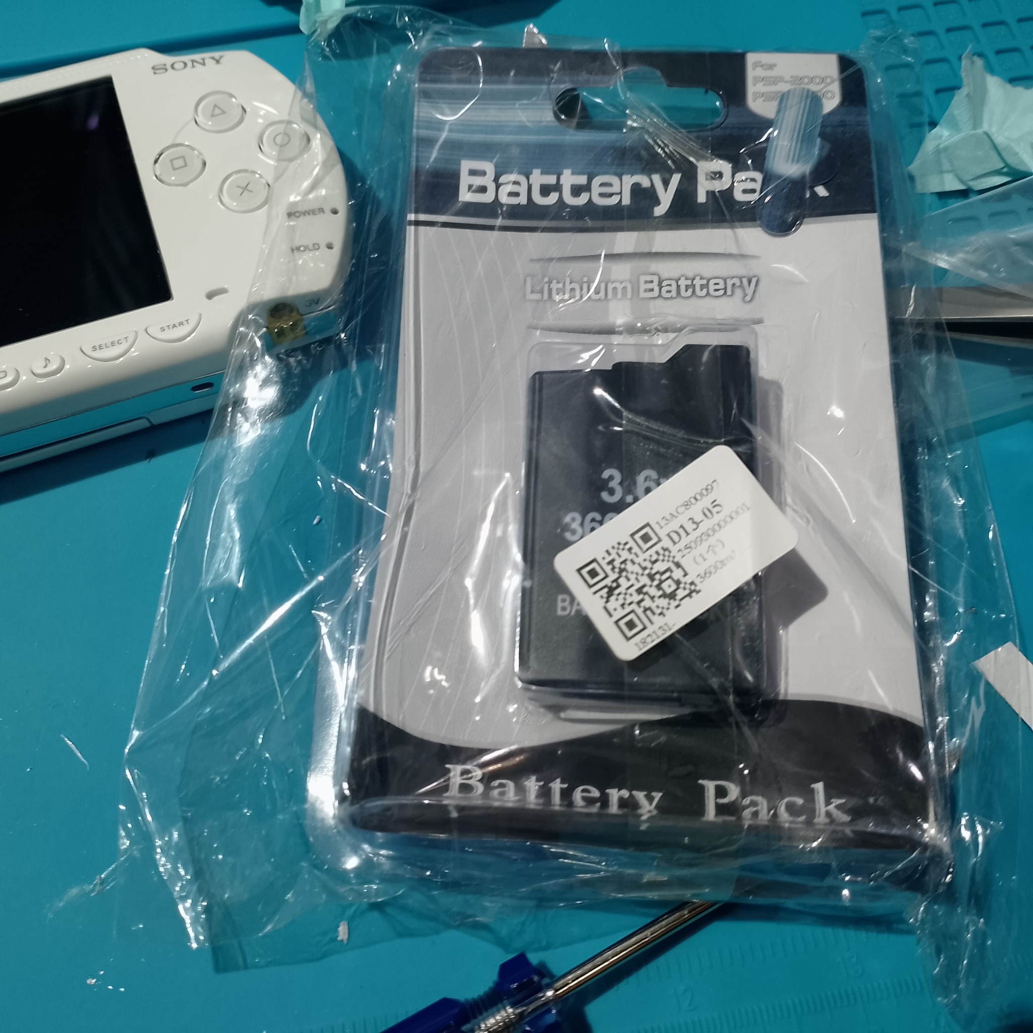 PSP-1004 замена корпуса - Новая батарея для PSP-1004 пришла отдельным комплектом. С такими АКБ важна не только ёмкость на наклейке, но и ровная посадка в отсек.