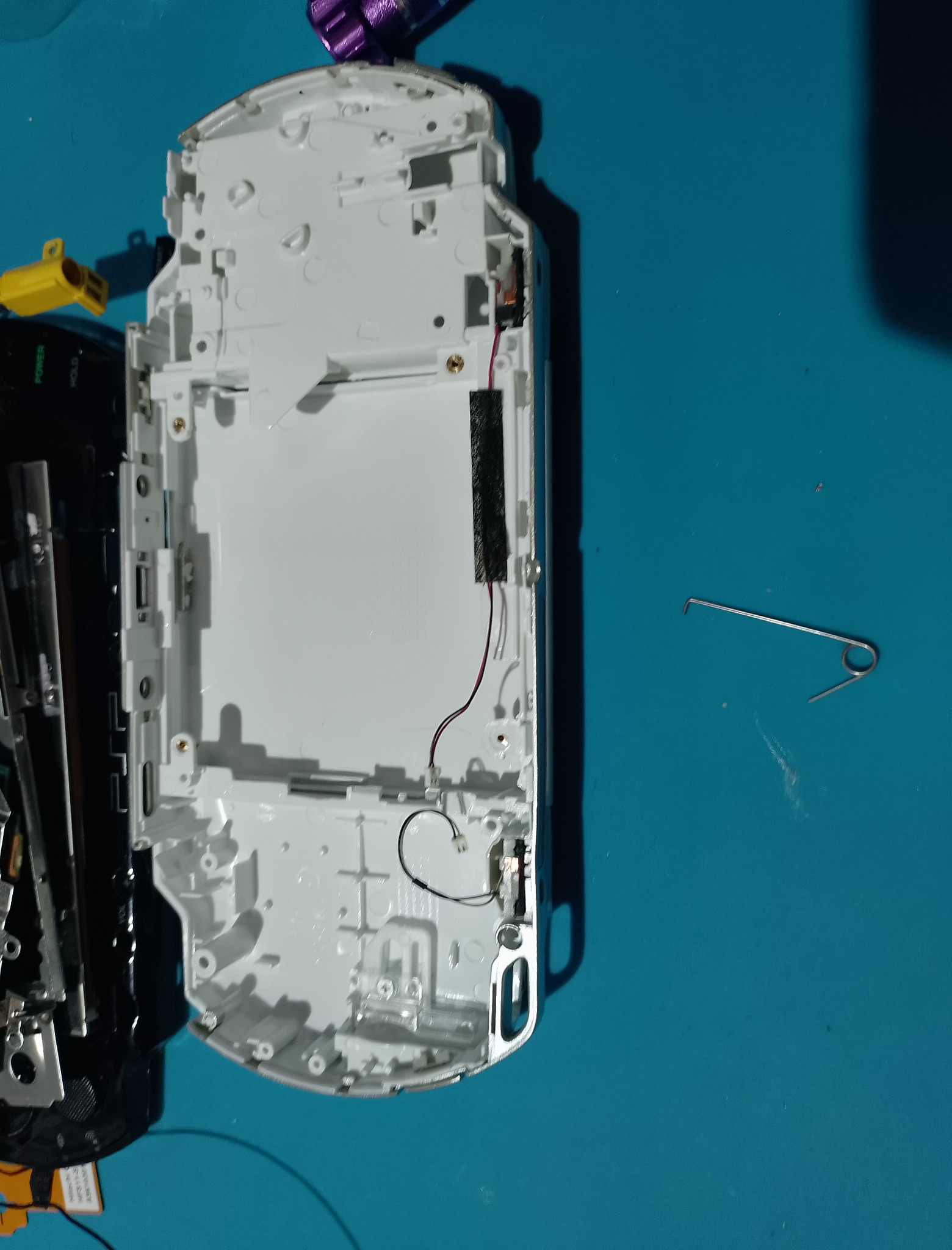 PSP-1004 замена корпуса - Белая нижняя часть корпуса с внутренней стороны. До сборки надо сверить стойки, защёлки и места под винты.