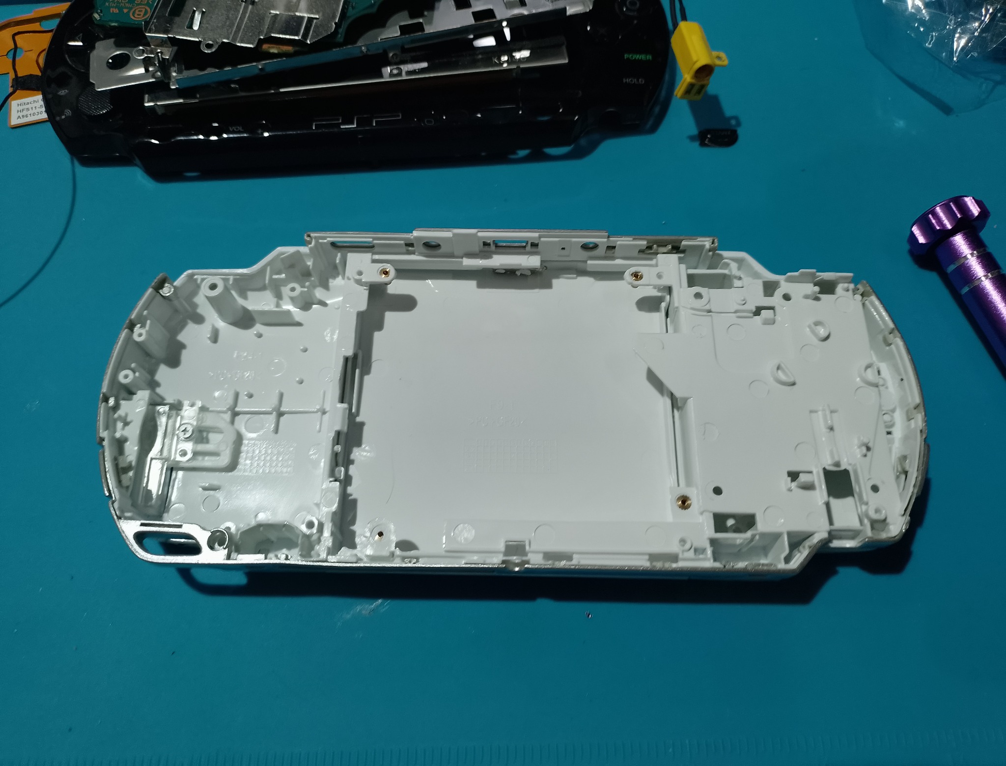 PSP-1004 замена корпуса - Белая задняя часть корпуса примеряется отдельно. Лучше заметить перекос сейчас, чем после полной сборки с экраном и кнопками.