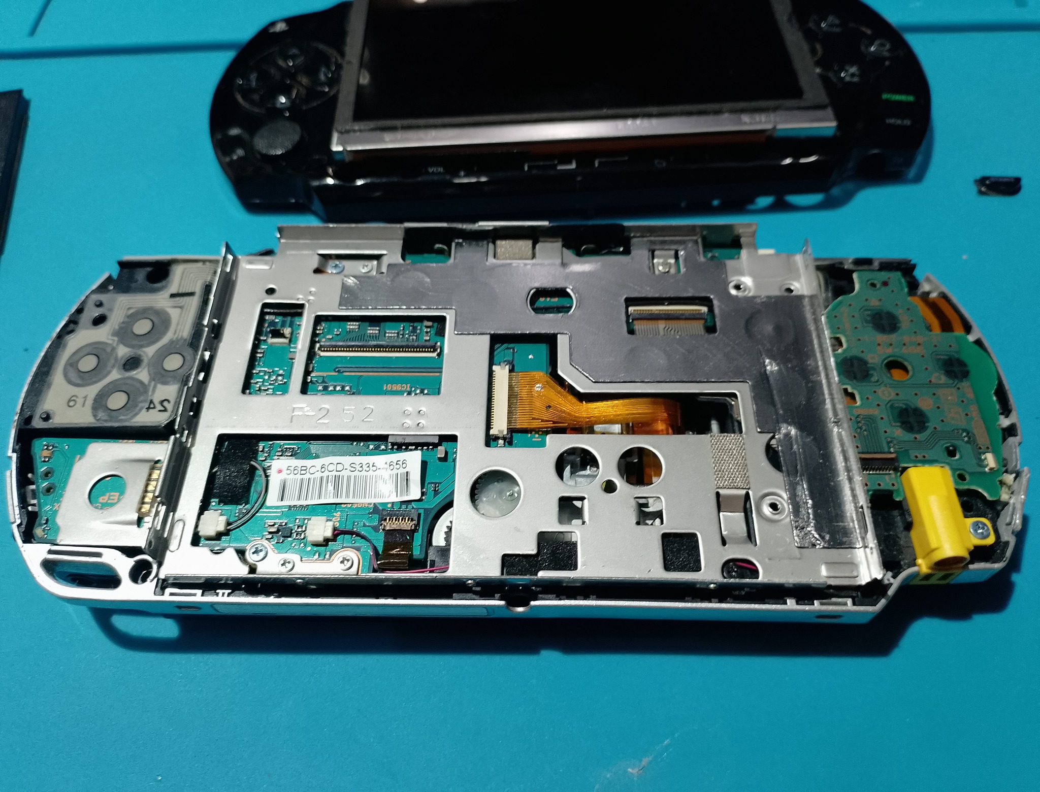 PSP-1004 замена корпуса - Внутренняя часть PSP после снятия корпуса. Здесь важно не тянуть шлейфы и не давить на экранную рамку.