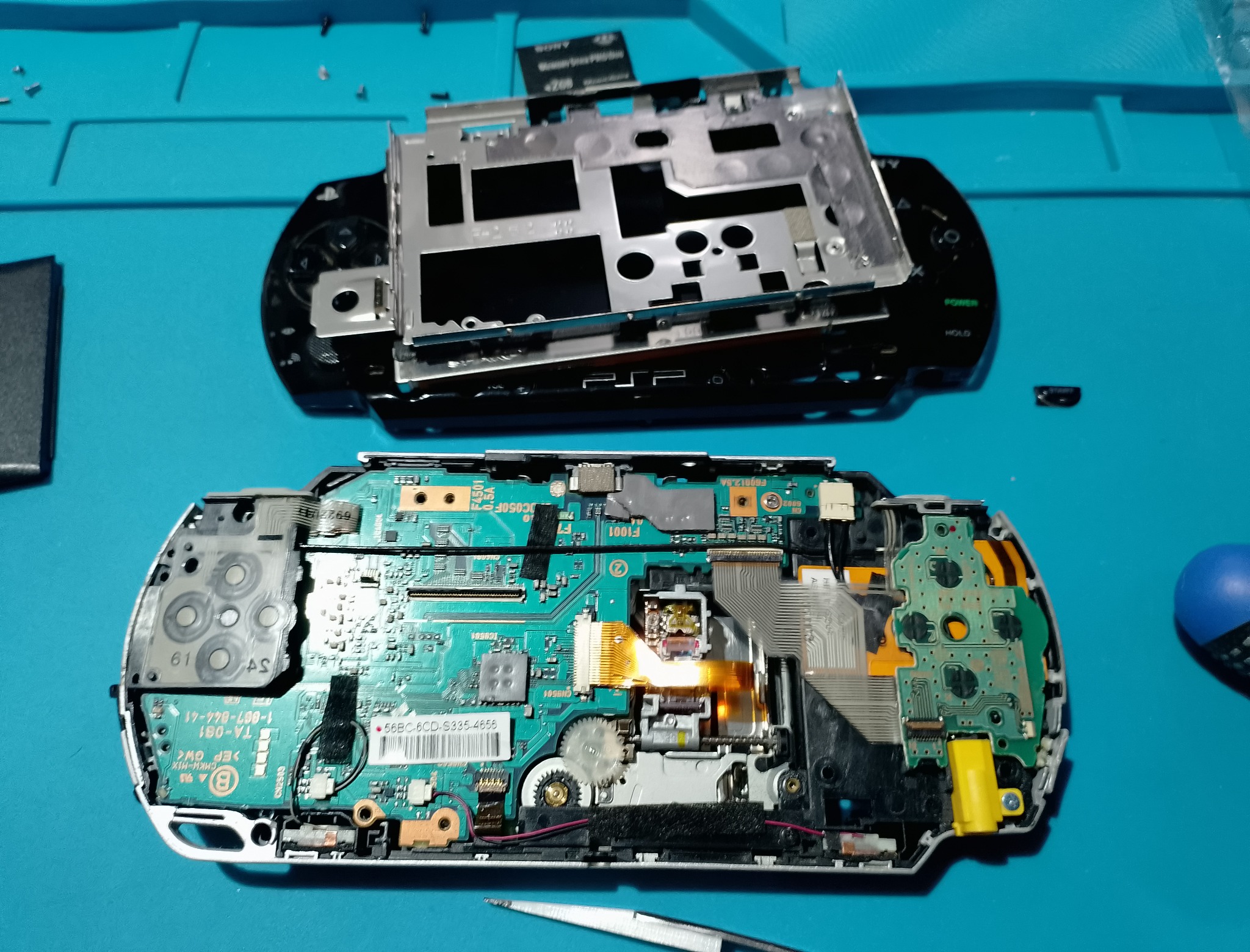 PSP-1004 замена корпуса - Плата и экранный блок открыты сильнее. Глубже лезть не нужно, если задача сводится к корпусу, кнопкам и батарее.