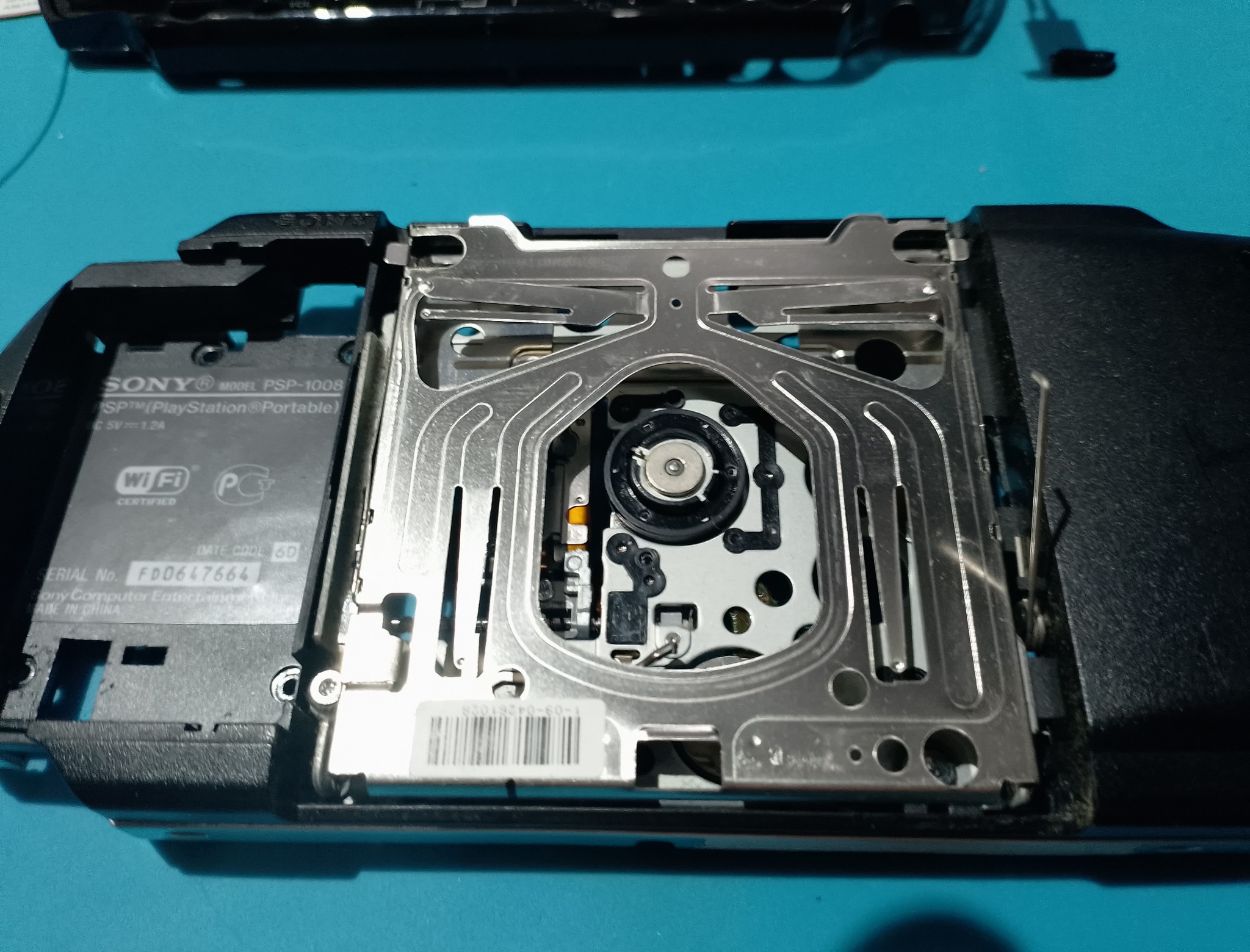 PSP-1004 замена корпуса - UMD-привод открыт для осмотра. После замены корпуса надо проверить не только меню, но и запуск игры с диска.