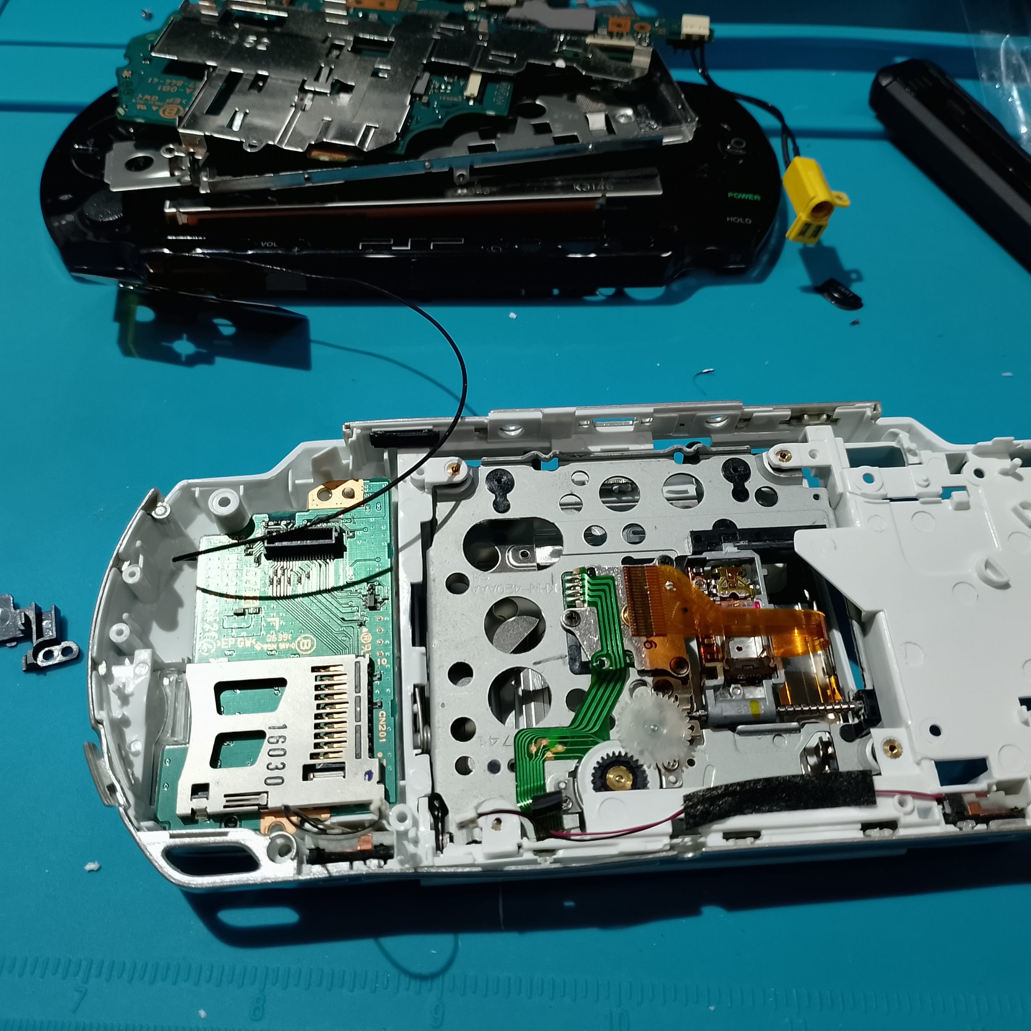 PSP-1004 замена корпуса - Внутри корпуса остаются экран, плата и проводка. Белая панель не должна зажать шлейфы и кнопочные платы.