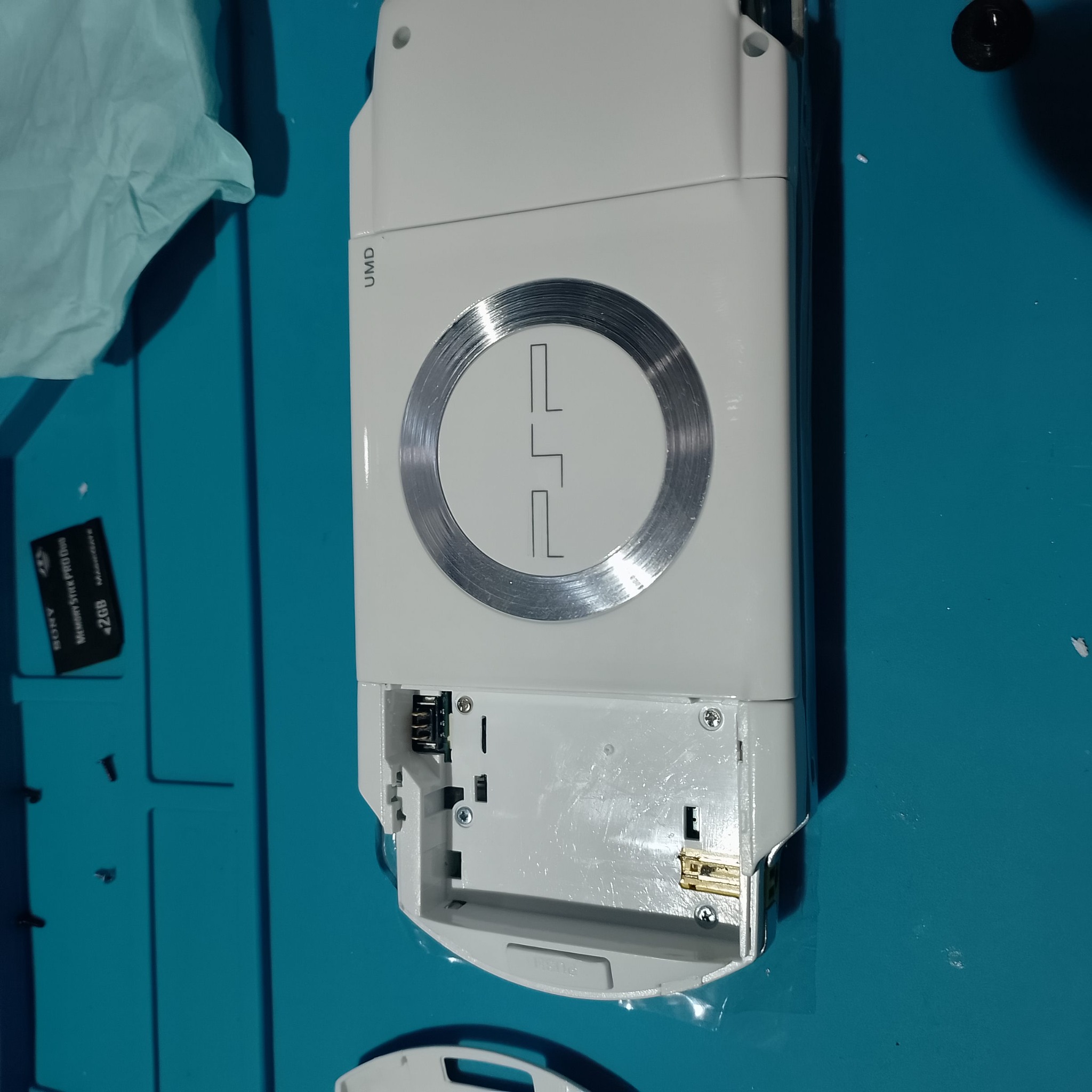 PSP-1004 замена корпуса - Белая задняя крышка с UMD-кольцом уже подготовлена. Такая деталь делает PSP почти другой консолью внешне.