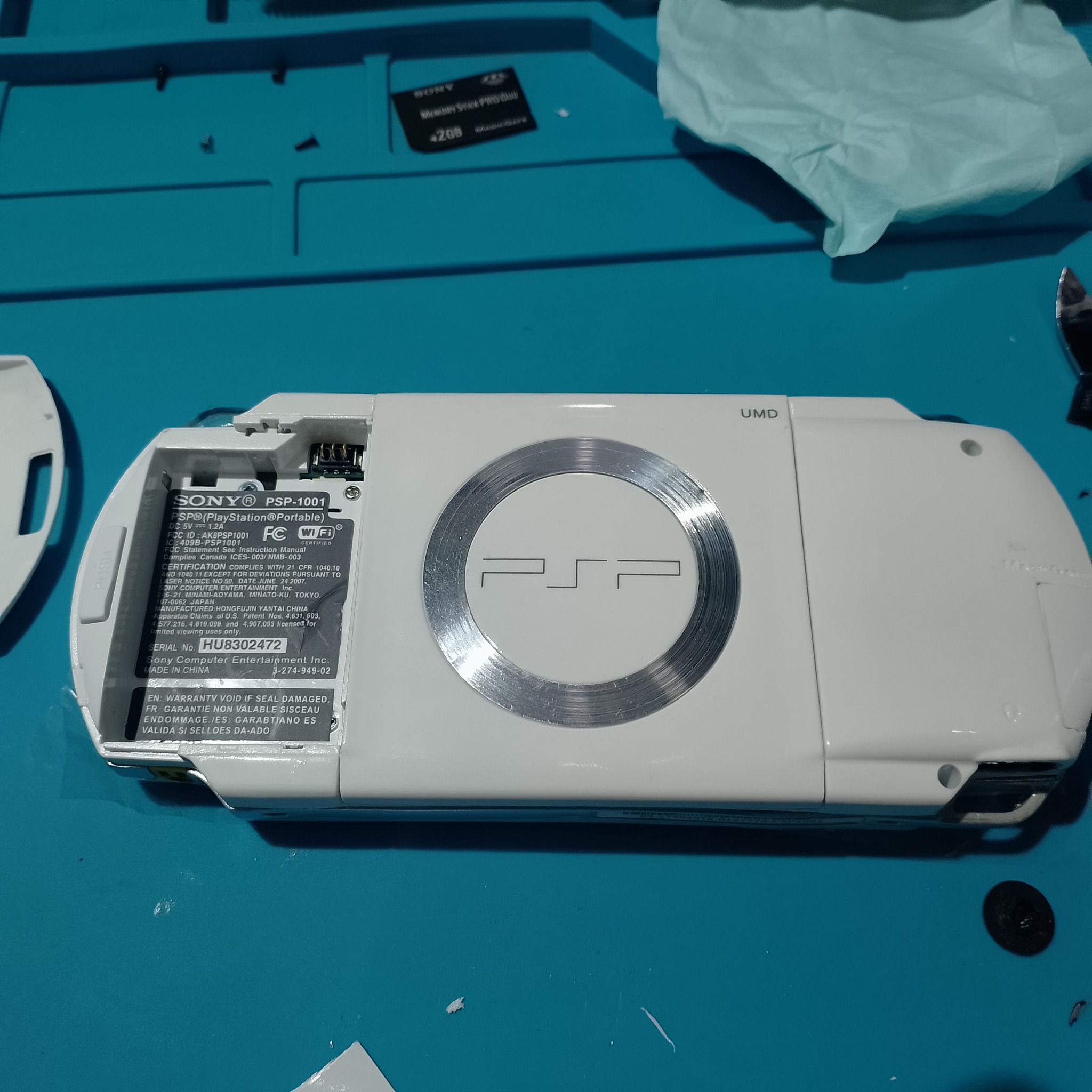 PSP-1004 замена корпуса - Новая белая задняя часть с установленной батареей. После сборки крышка должна закрываться без выпирания.