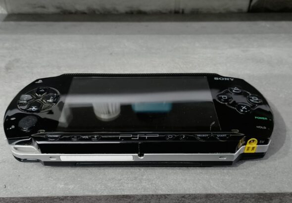 PSP-1008 не работают кнопки крестовины - внешний вид консоли спереди