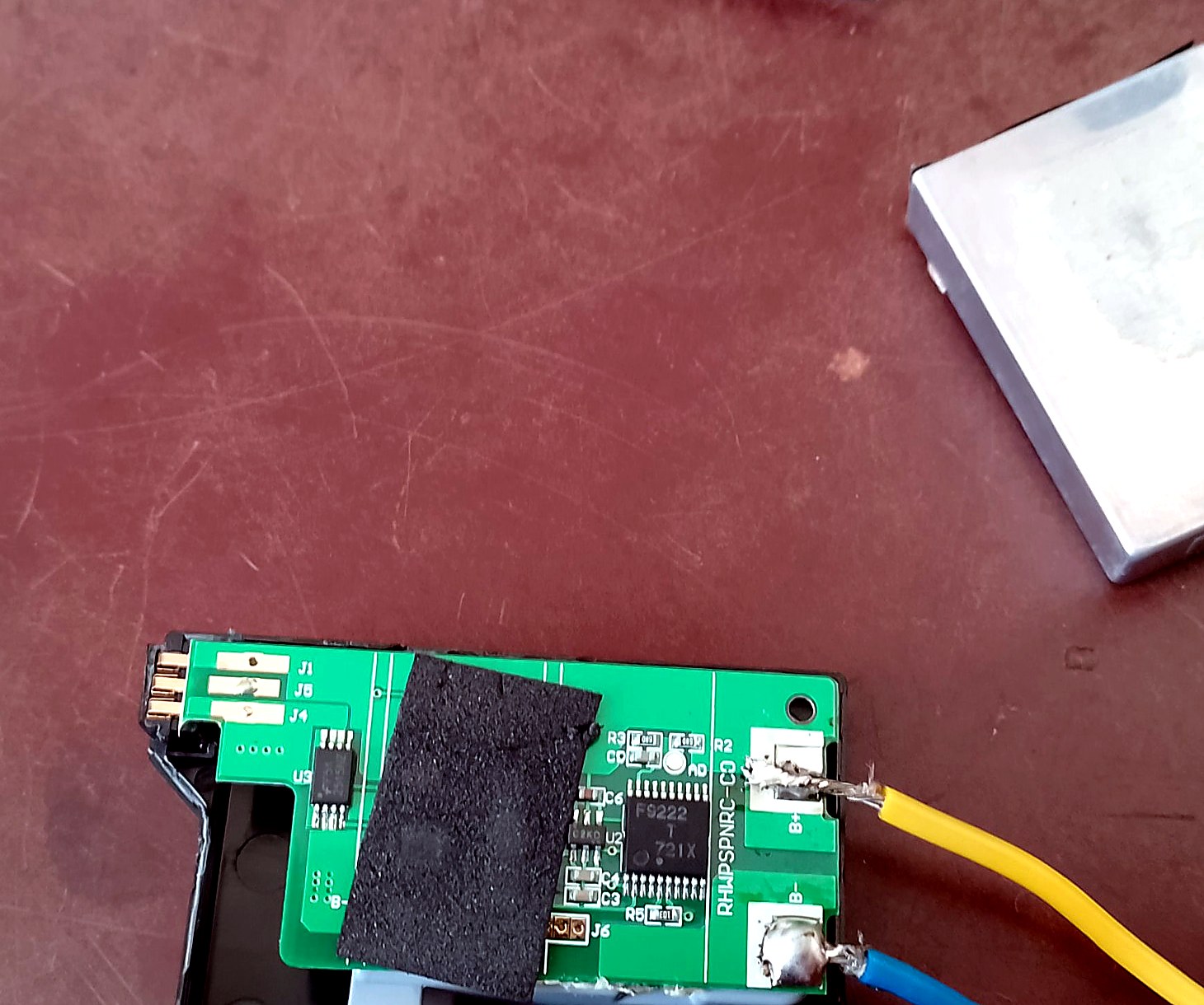 временный запуск PSP без родной батареи провода подпаяны к плате аккумулятора PSP-S110