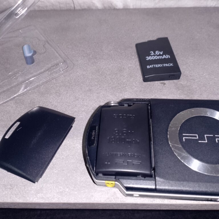 Иллюстрация к материалу: Замена аккумулятора PSP 3600mAh — установка и результат