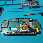 PSP полностью разобрана - материнская плата открыта, металлическая рамка снята