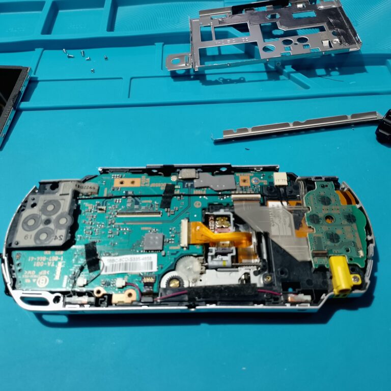 PSP полностью разобрана - материнская плата открыта, металлическая рамка снята