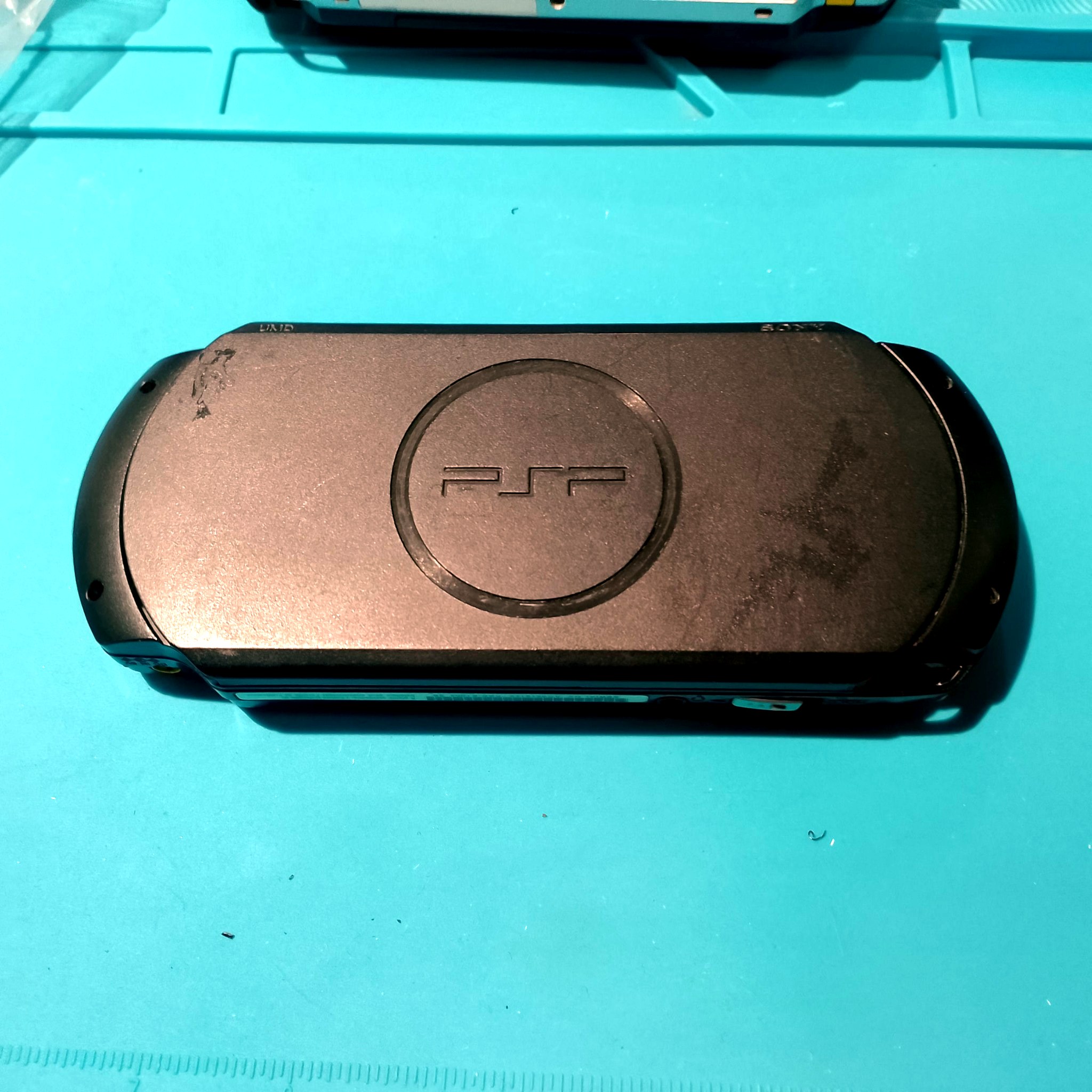 ремонт PSP 1008 Street - задняя крышка консоли