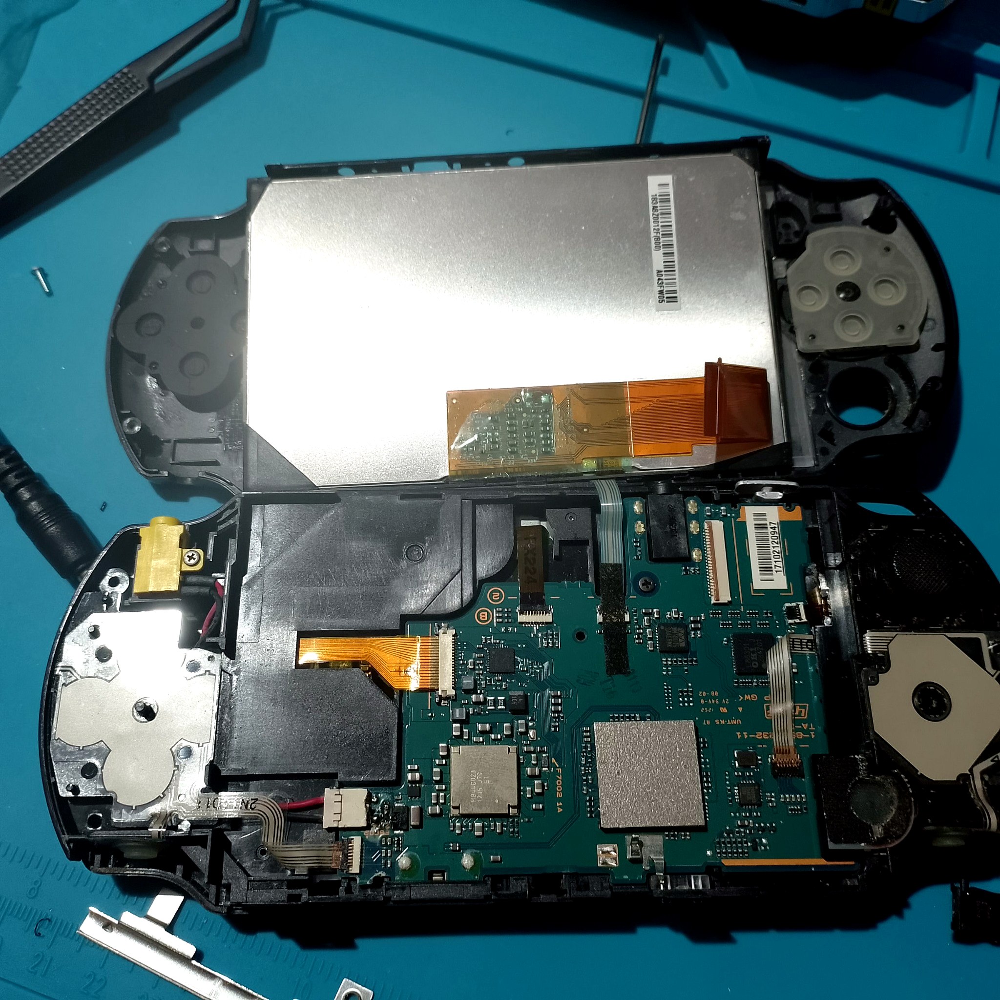 ремонт PSP 1008 Street - консоль раскрыта для доступа к плате