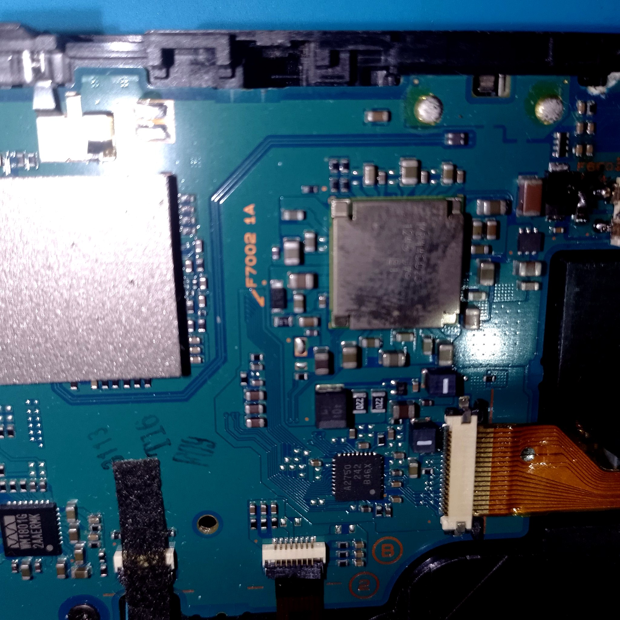 ремонт PSP 1008 Street - участок платы с мелкими компонентами