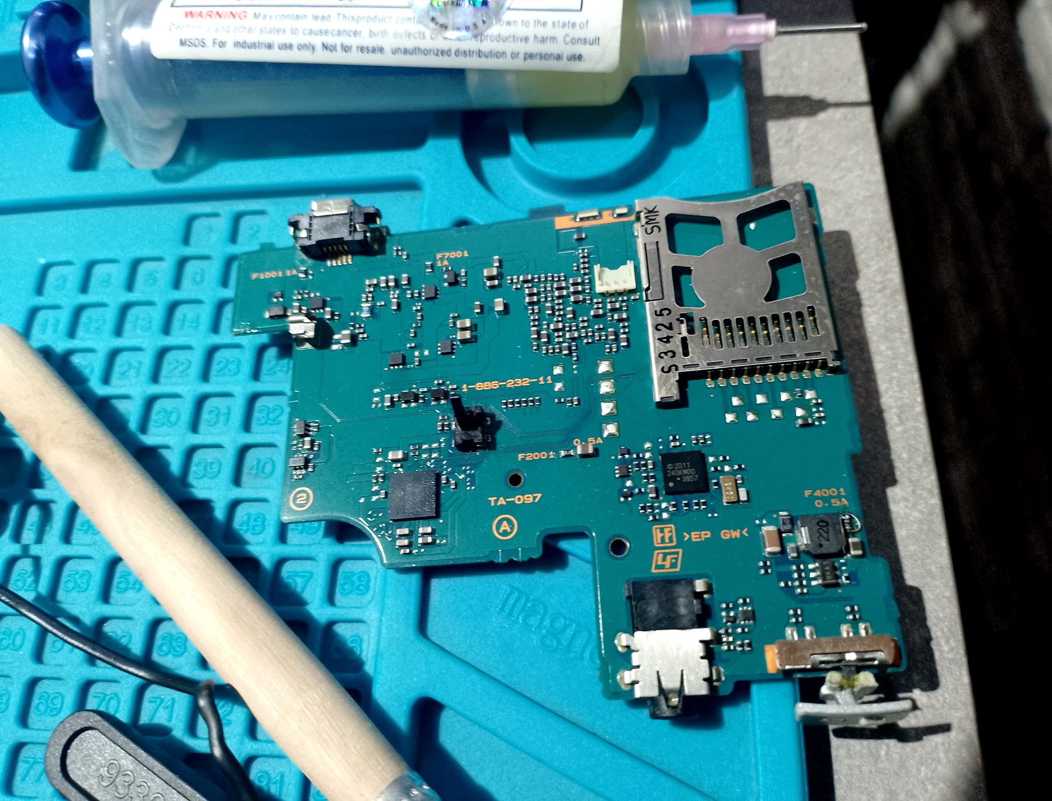 ремонт PSP 1008 Street - плата TA-097 на рабочем коврике