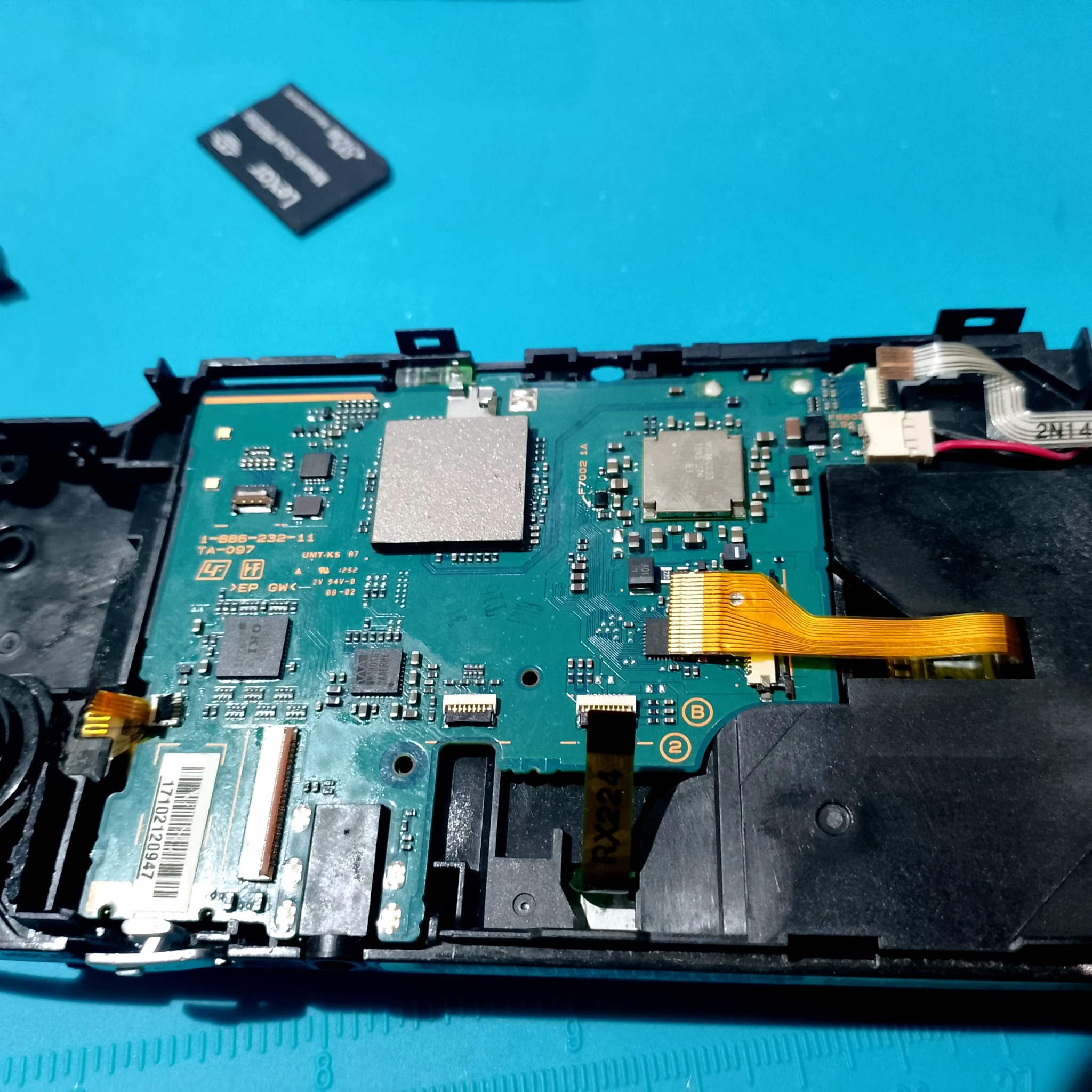 ремонт PSP 1008 Street - плата установлена обратно в корпус