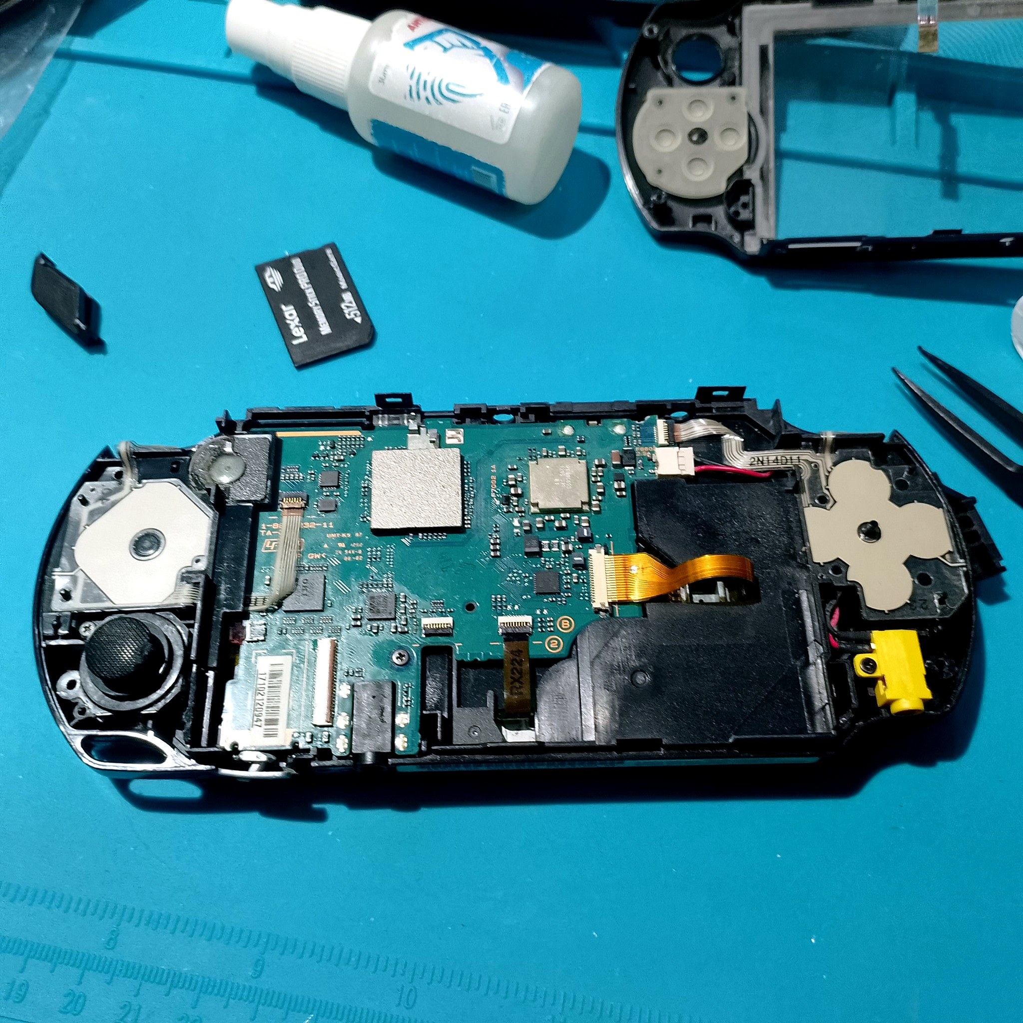 ремонт PSP 1008 Street - подготовка к сборке после замены предохранителей